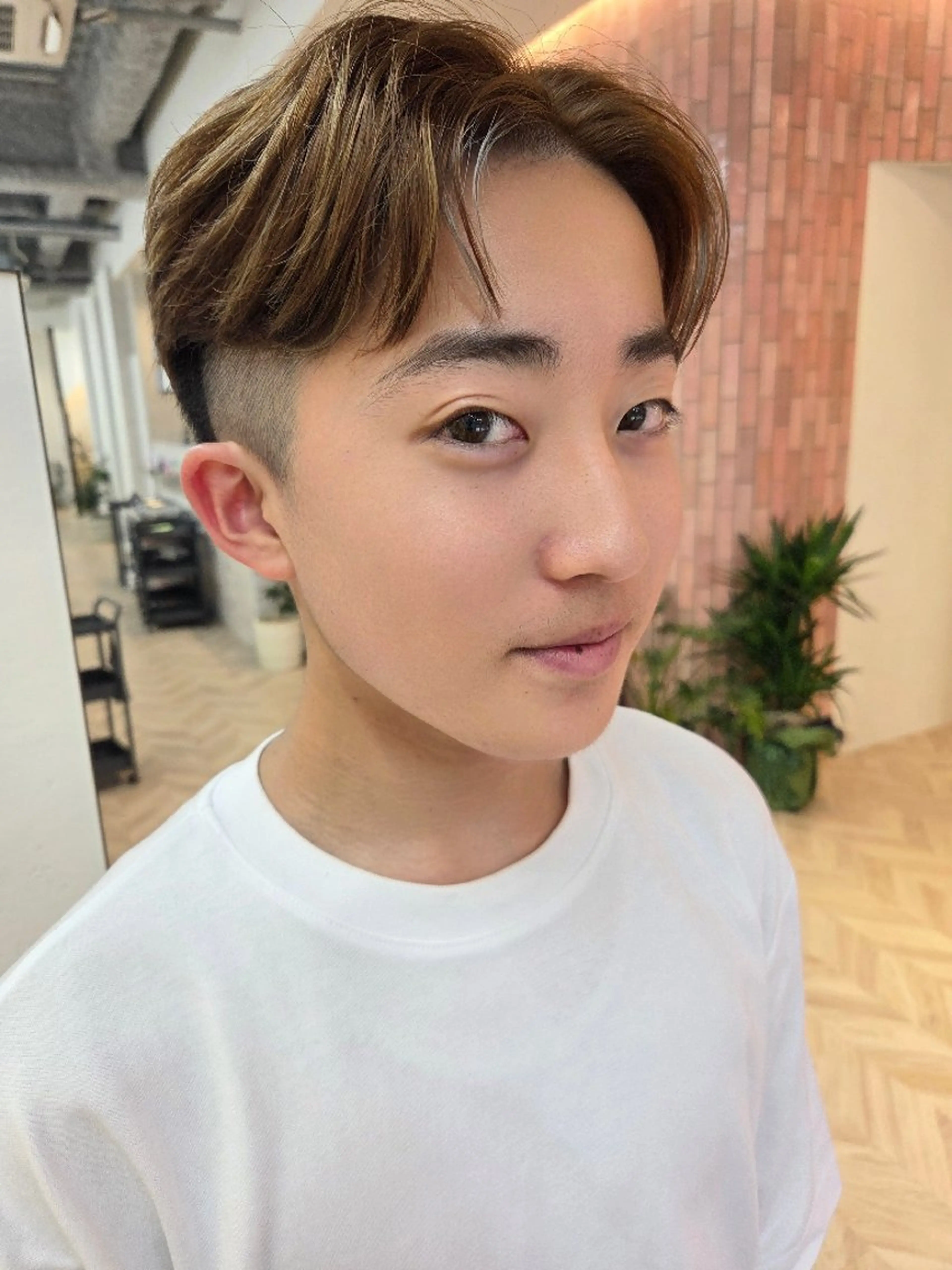 メンズ カラー メンズハイライト ベージュカラー ブラウンカラー ブラウンベージュ ハイライトカラー ヘアカラー トリートメント メンズ ヘアメイク  ハイトーン キャロのヘアスタイル