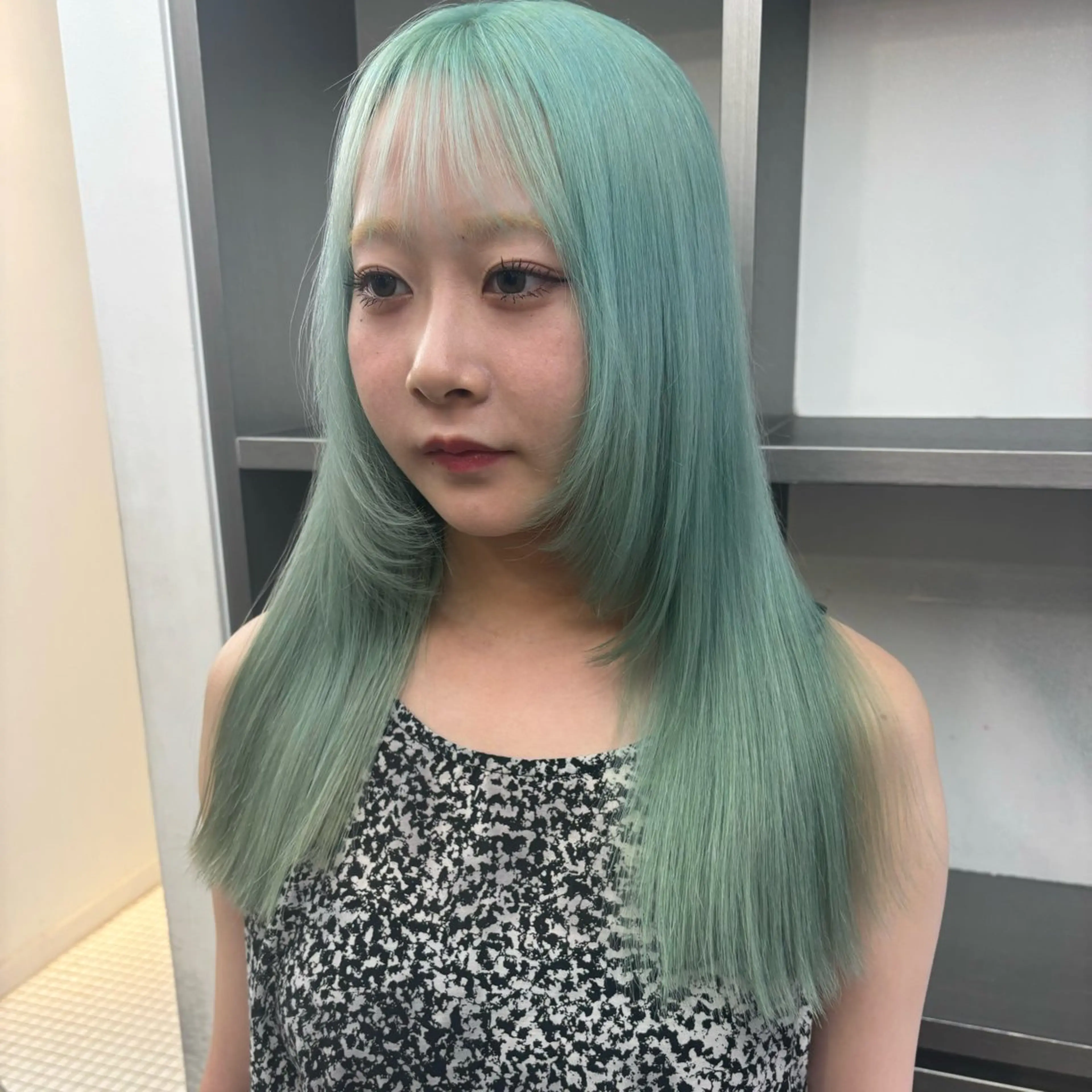 セミロング カラー ヘアアレンジ ブリーチ 髪質改善 トリートメント ヘアカラー トリートメント 🎨ハイトーン/ 切りっぱなし みつきのヘアスタイル