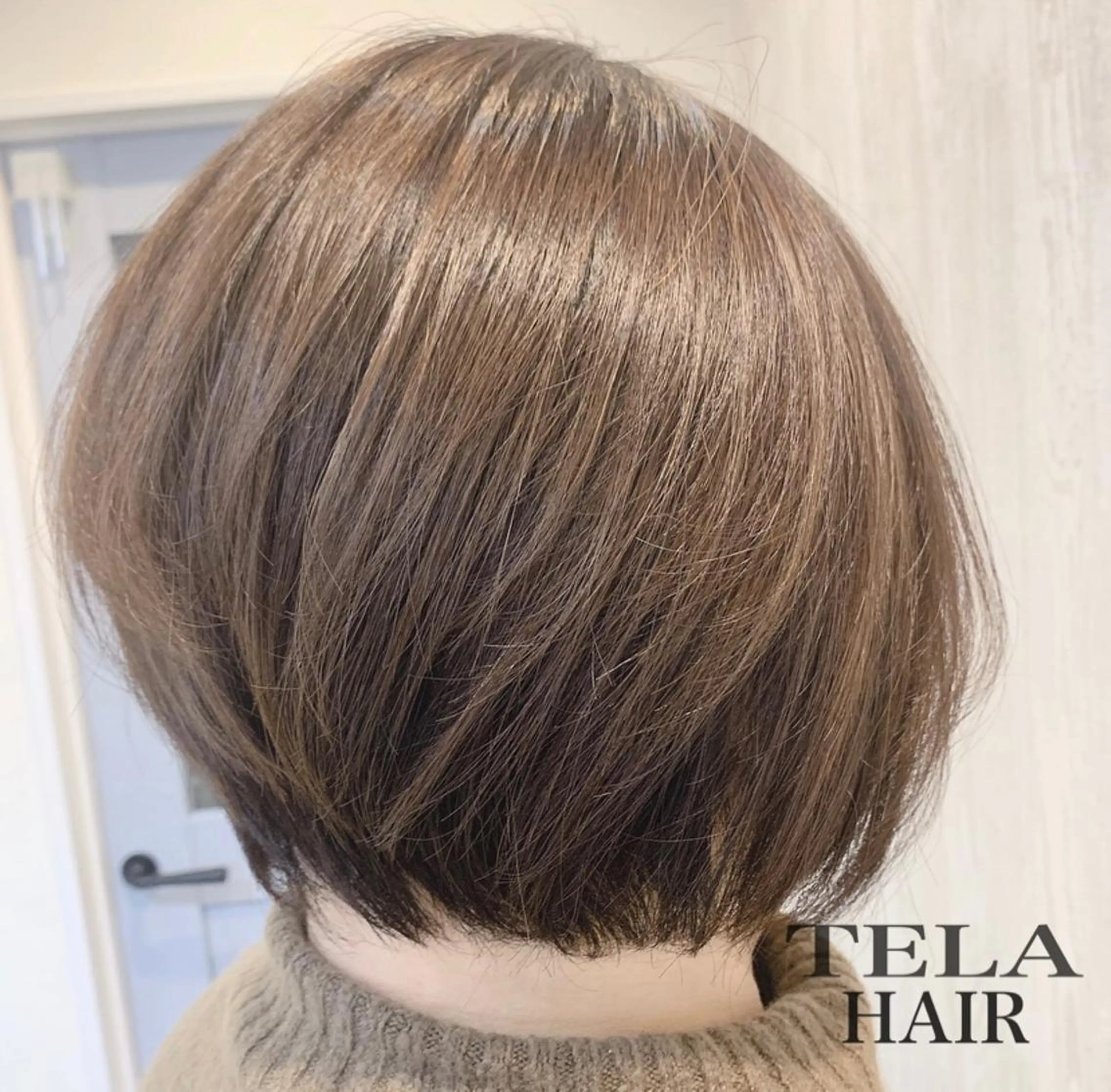 ショート カラー ヘアアレンジ 前下がりボブ ベージュカラー ミルクティーベージュ ボブ HUENEST アカデミーサロンのヘアスタイル