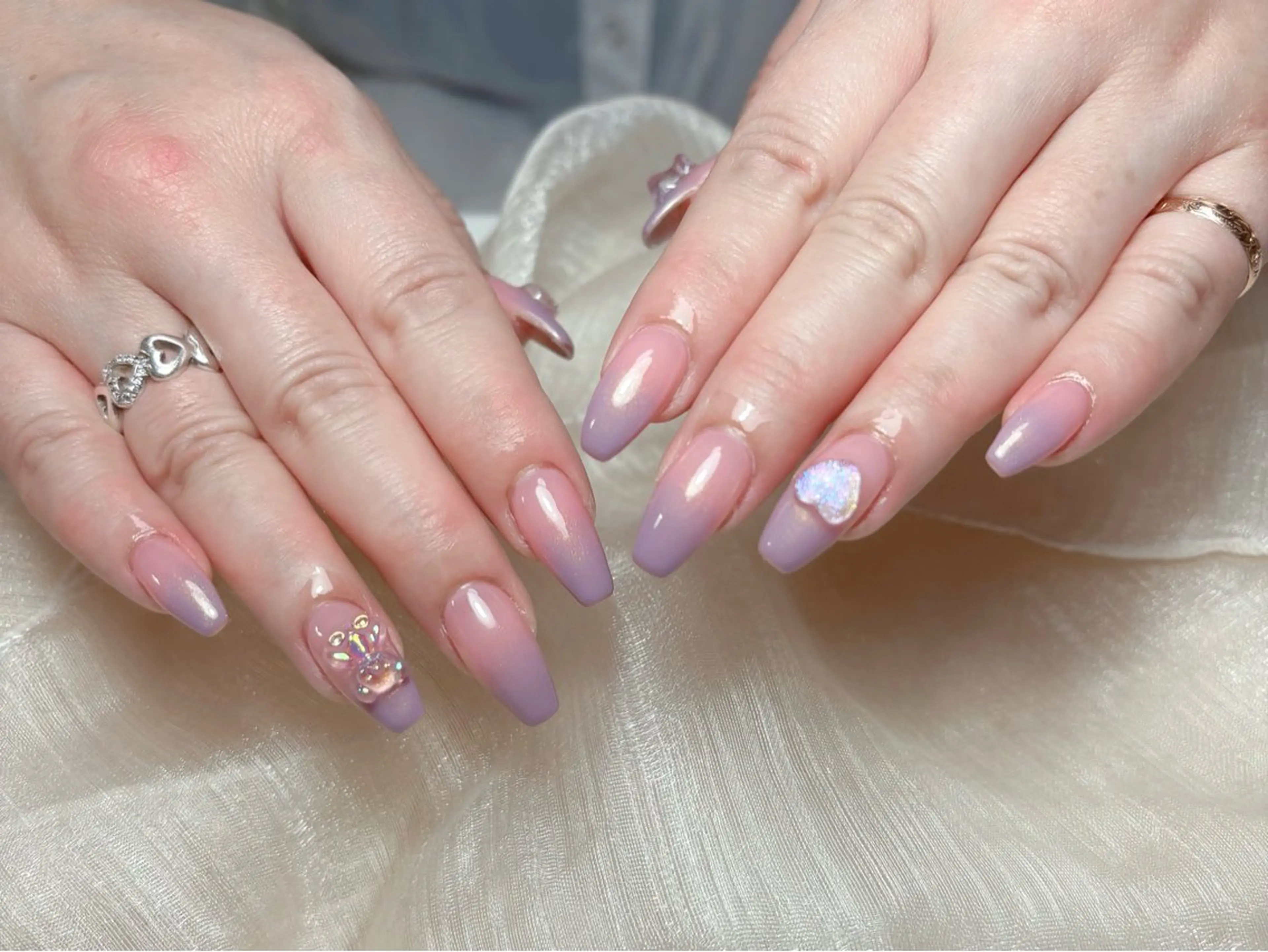 ネイル オーロラネイル チークネイル フレンチネイル ジェルネイル ガラスフレンチ ハンドネイル Nail Jolie所属・Nail Jolieのネイルデザイン