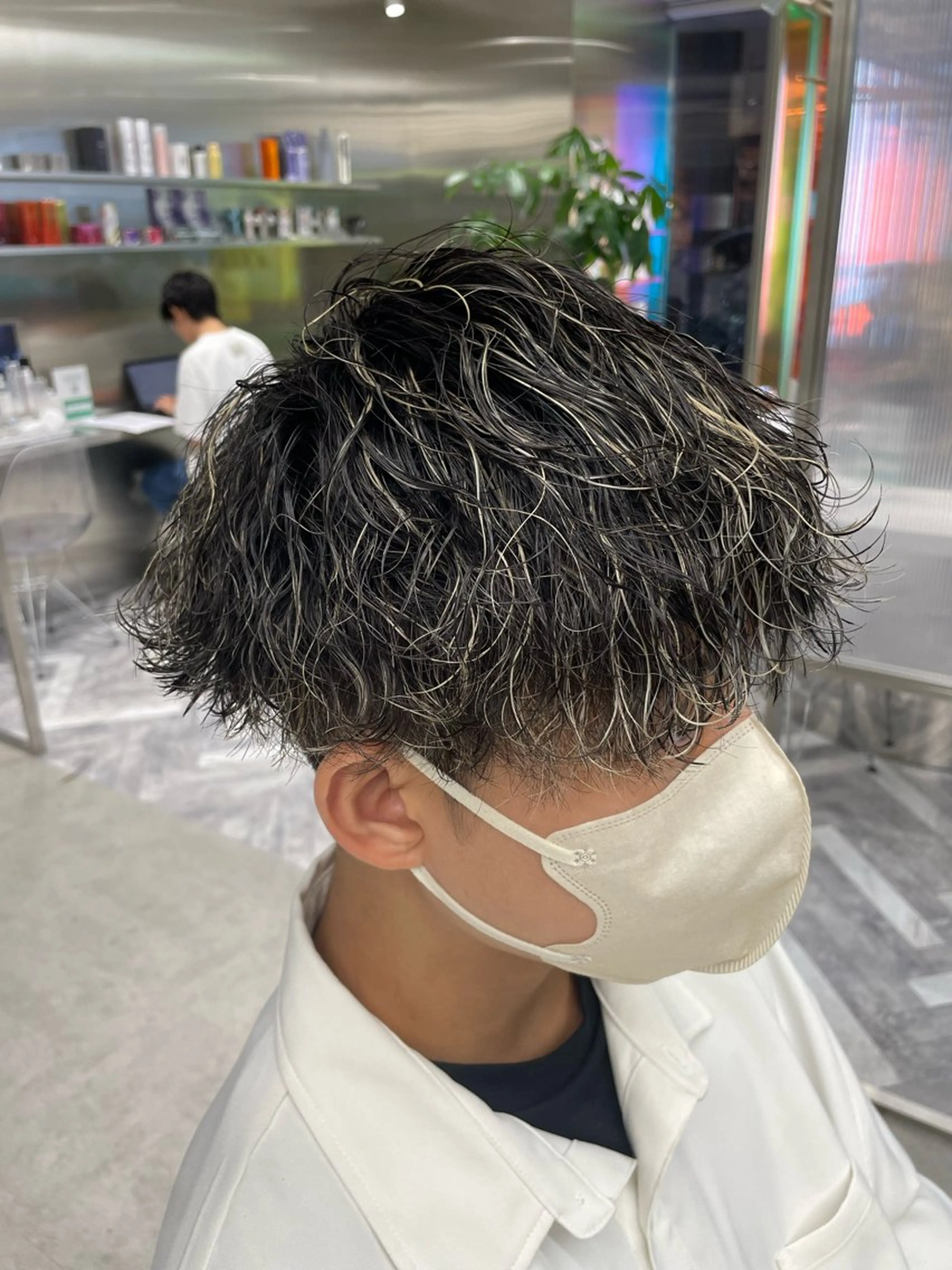 ショート カラー パーマ メンズ メンズパーマ メンズツイストパーマ 波巻きパーマ スパイラルパーマ ツイストパーマ カット ヘアカラー パーマ カラーモデル⚡️ REONのヘアスタイル