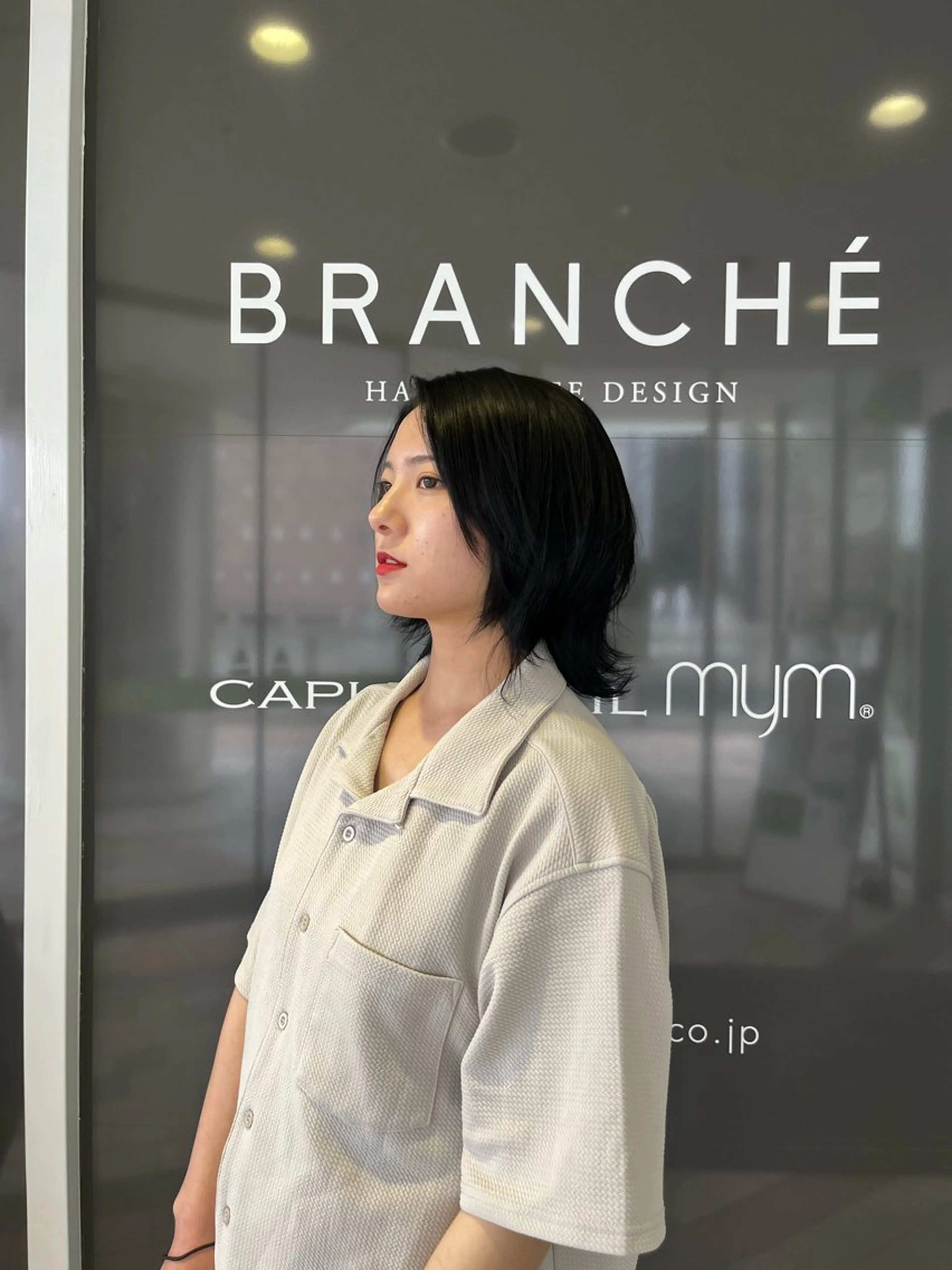 ミディアム カラー 黒髪 ブルーカラー ブルーブラック 髙木琉菜 レイヤー／髪質改善のヘアスタイル