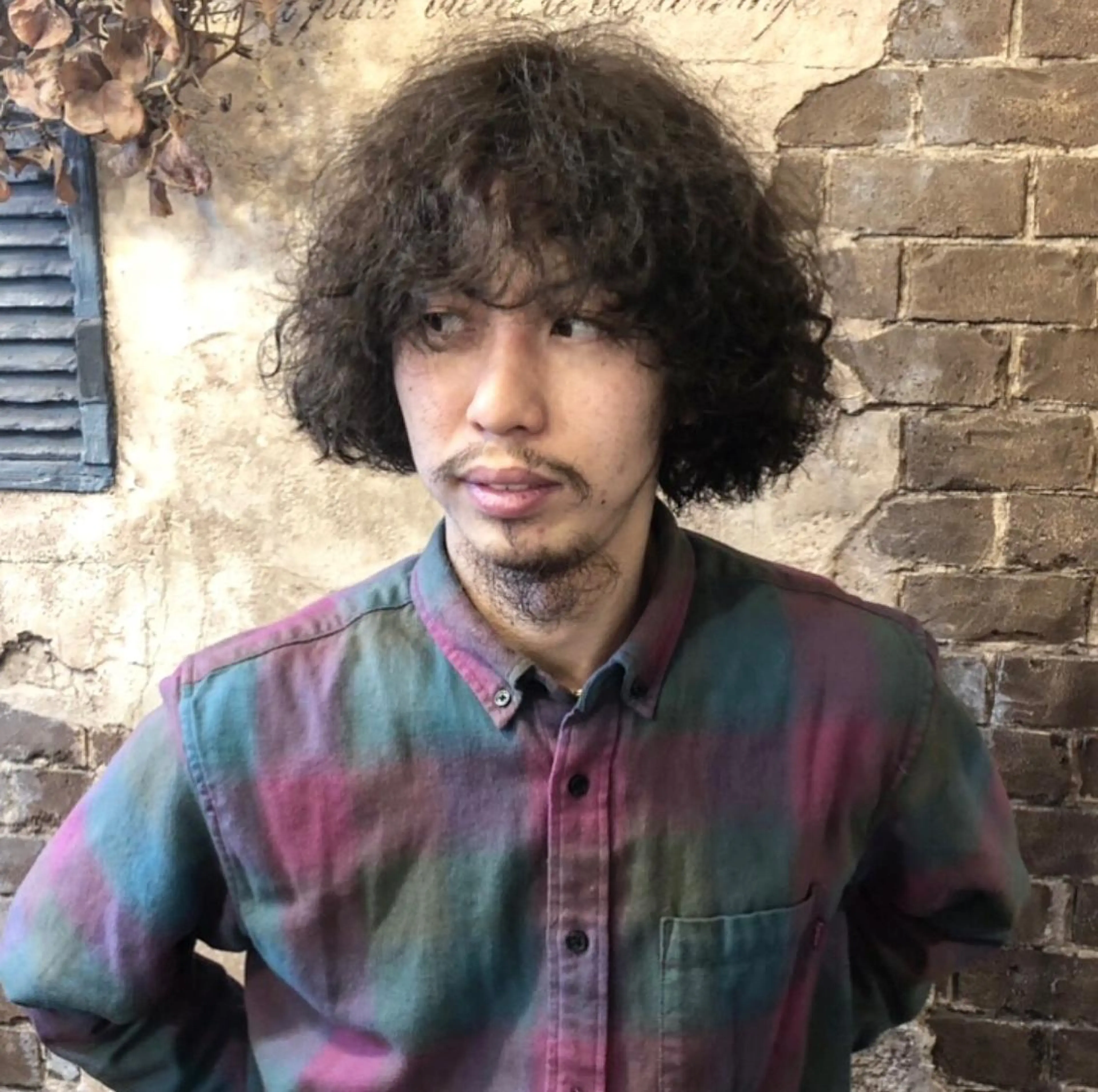 ミディアム パーマ メンズ ブリーチ、パーマ 西部笑のヘアスタイル