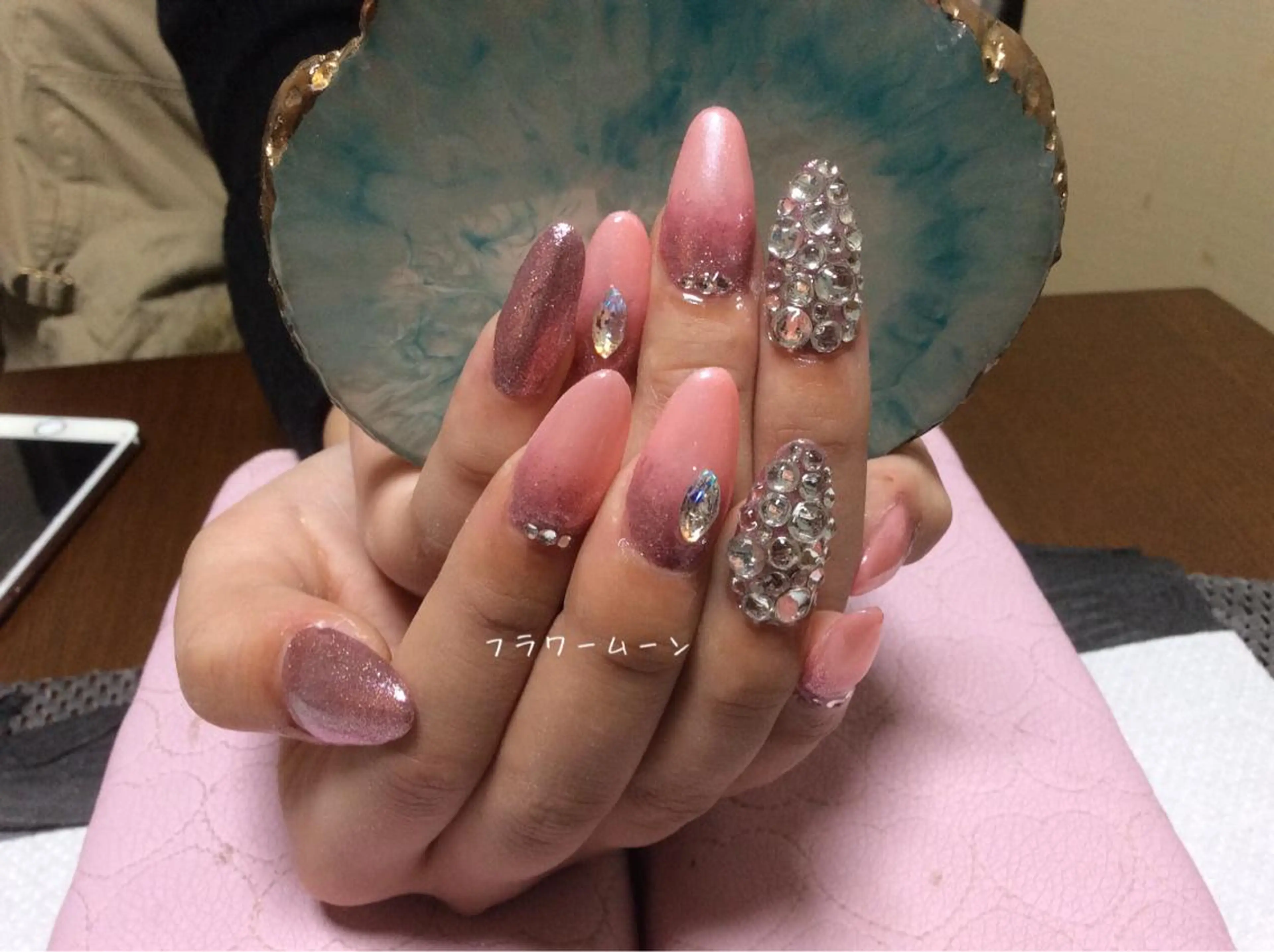 ネイル フラワー ムーンのネイルデザイン