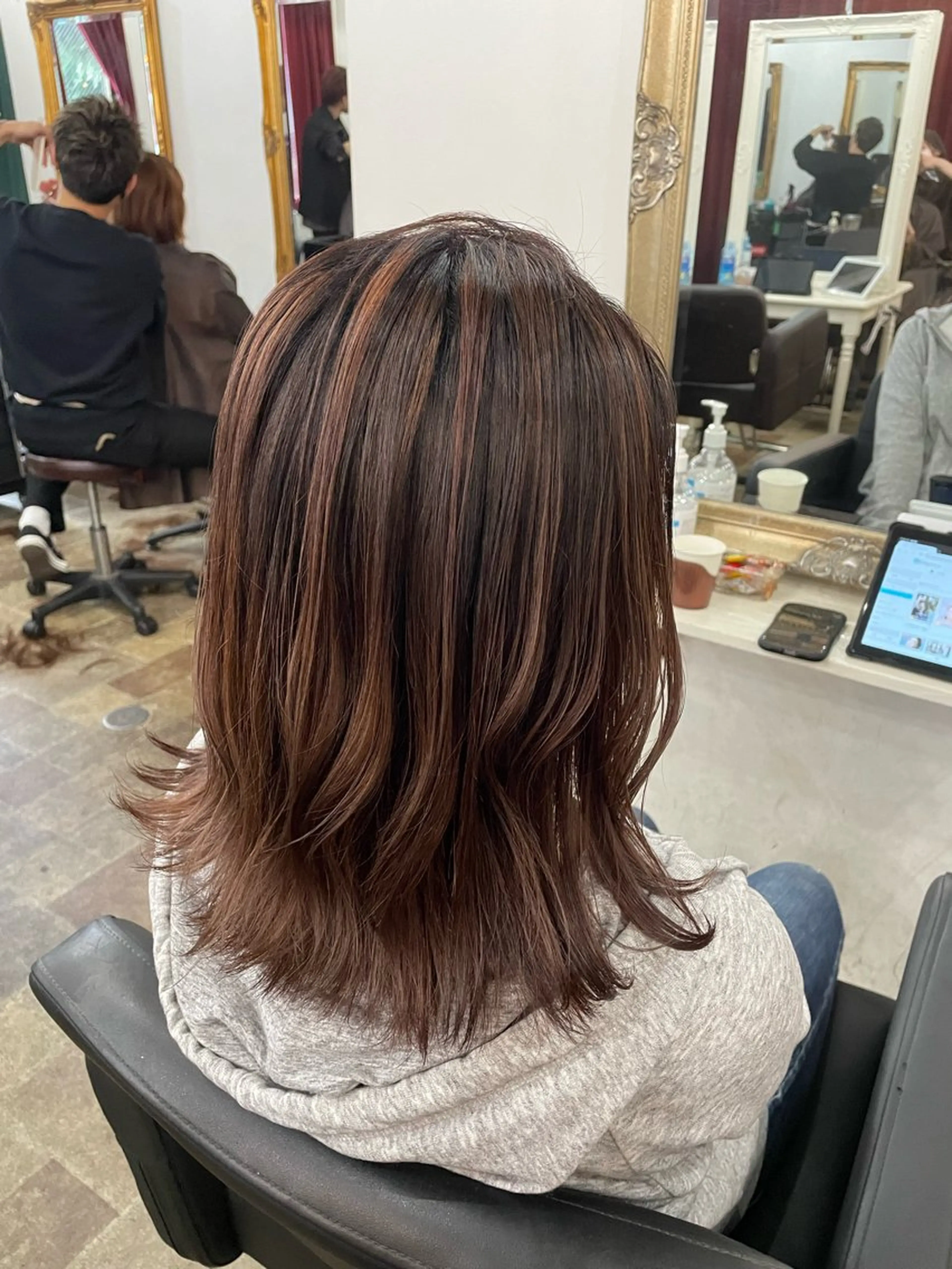 ミディアム カラー ハイライトカラー ピンクカラー ハイライト アンフィーヘアー所属・amphihair 高橋祐也のヘアスタイル