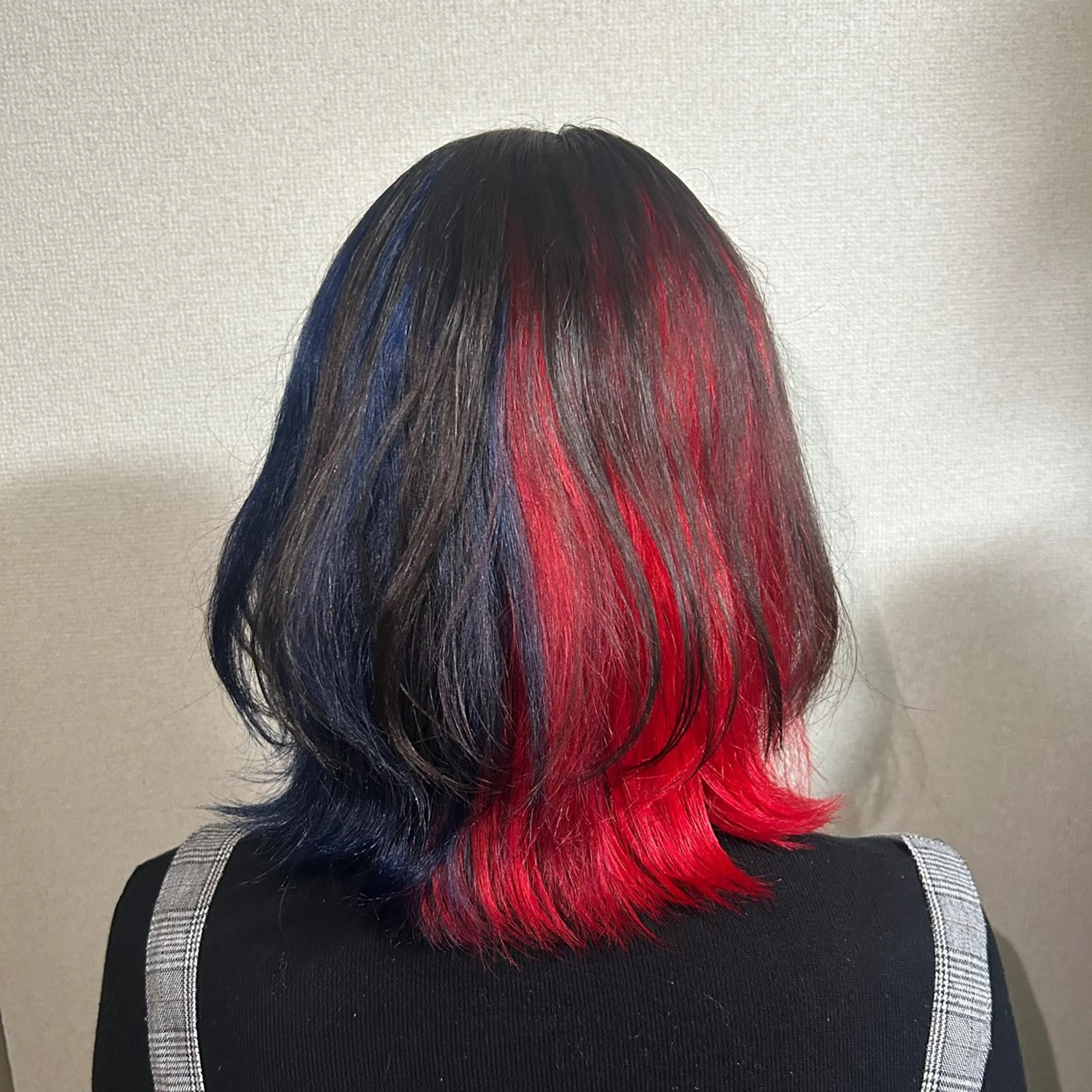 ミディアム カラー 岡本 妃麗のヘアスタイル