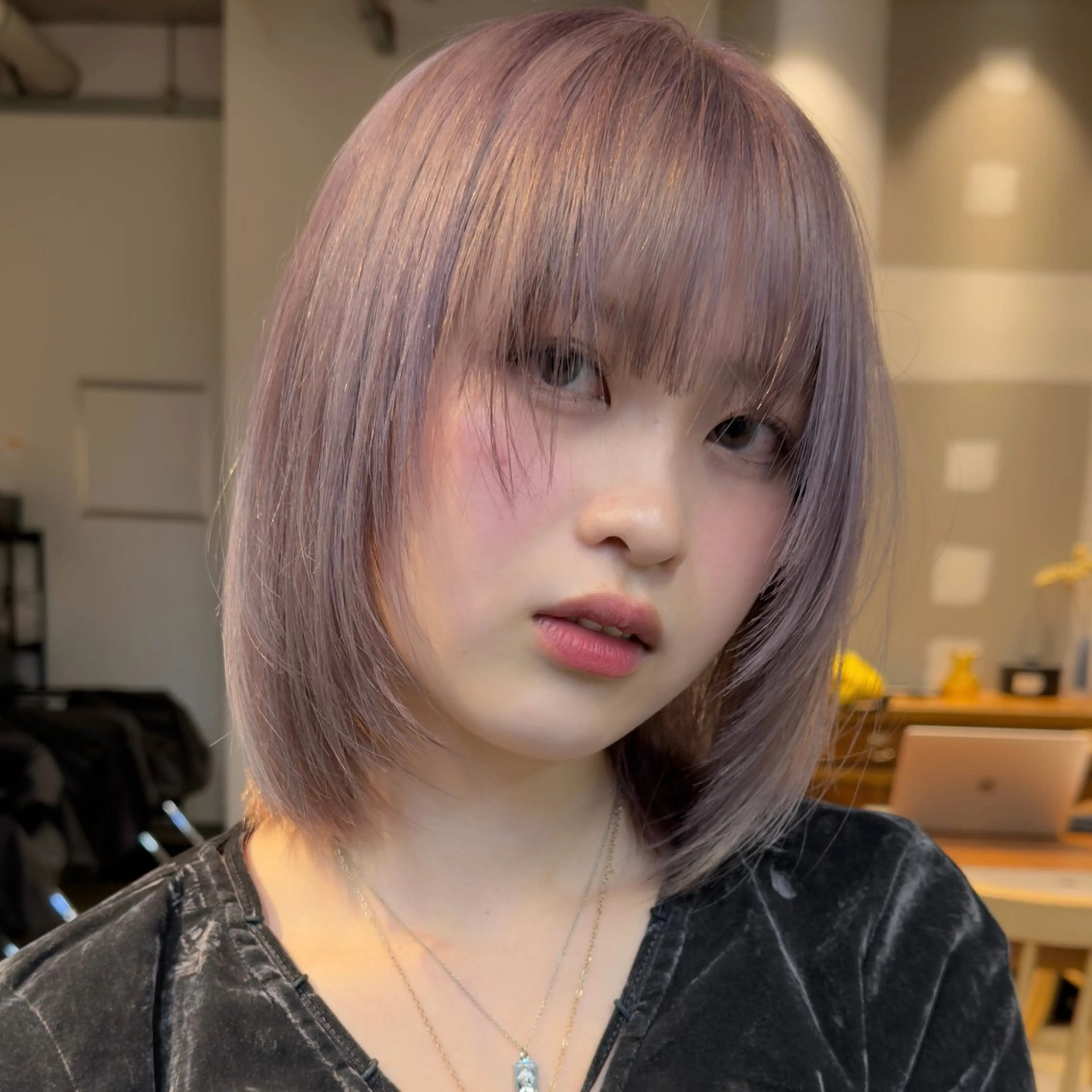 ミディアム ヘアカラー ウルフとデザイン カラーの神のヘアスタイル