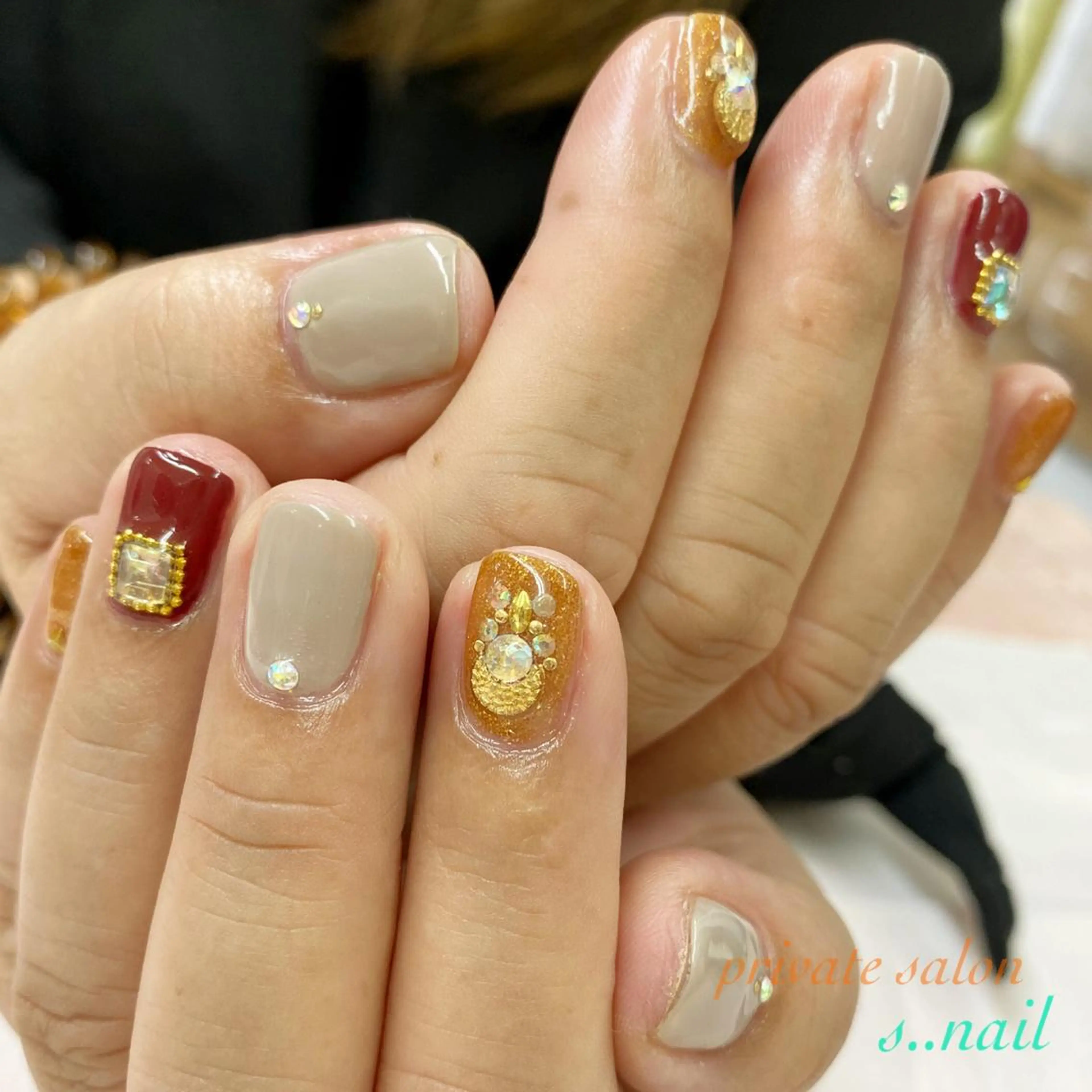 ネイル ゴールド キラキラネイル 冬ネイル クリスマス ハンドネイル フットネイル s..nail / MORITAのネイルデザイン