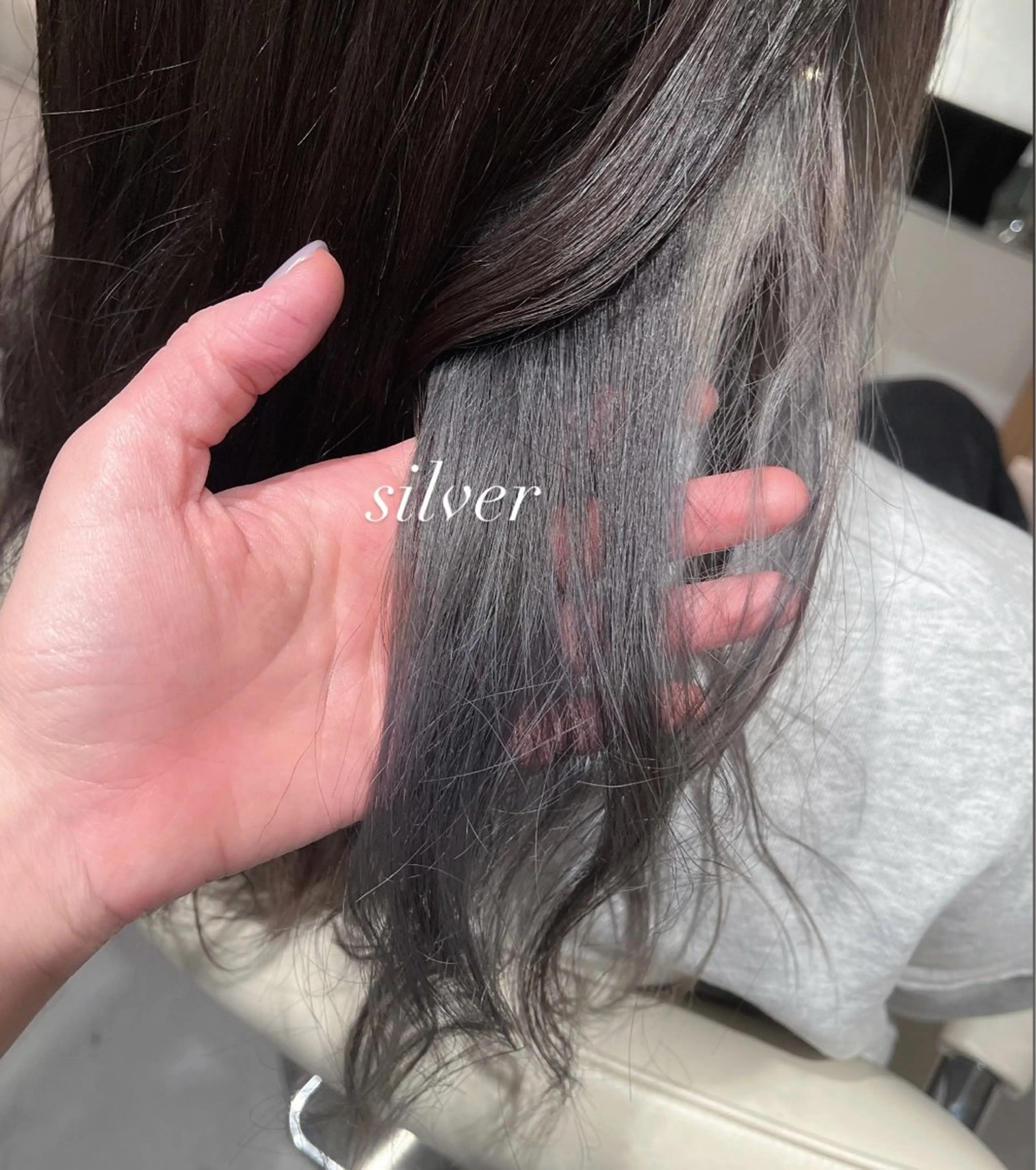 ロング カラー イヤリングカラー インナーカラー シルバー 艶髪ハイトーン/ レイヤー/yuiのヘアスタイル