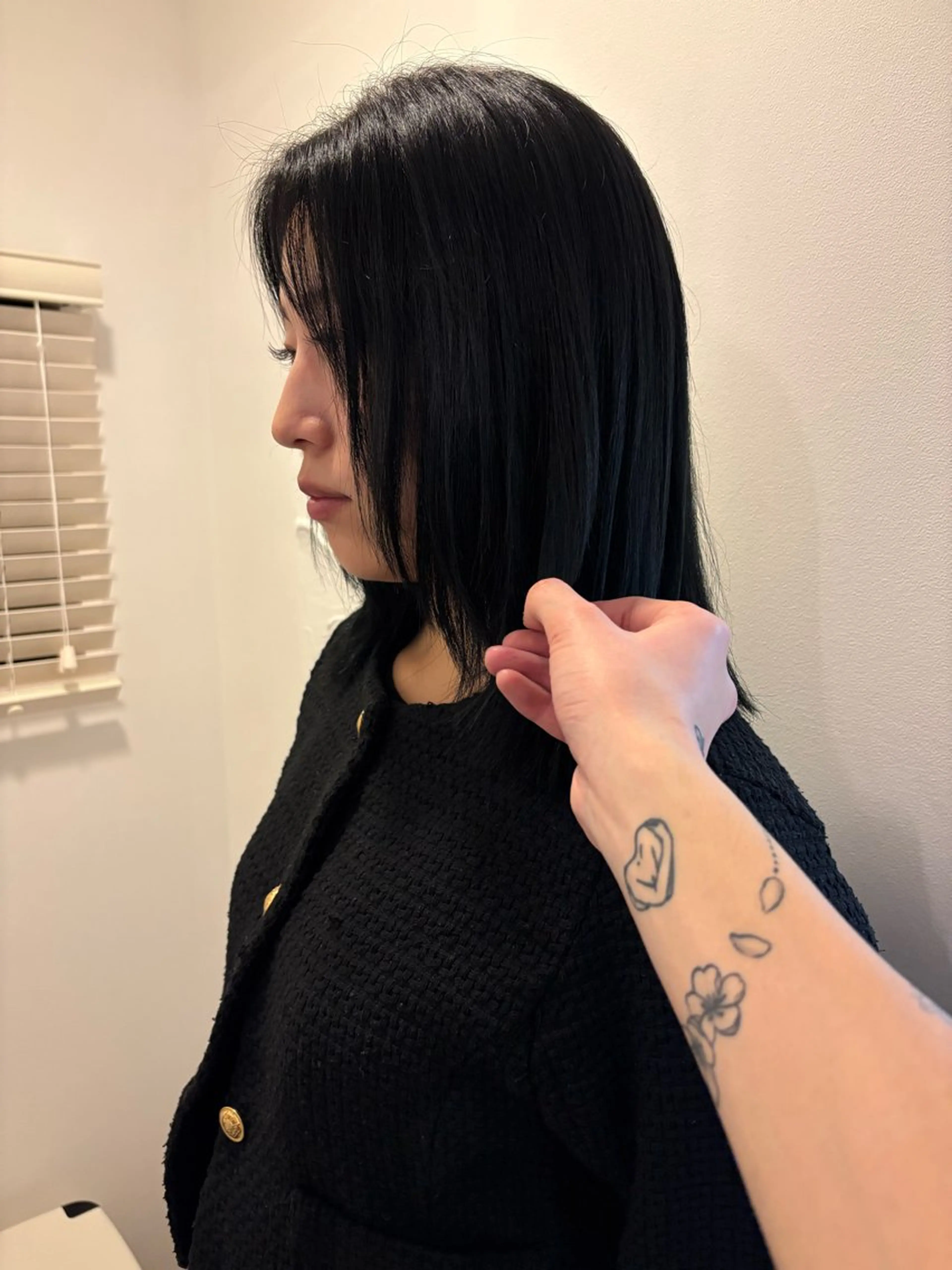 セミロング カラー 黒髪 ブルーカラー ブルーブラック 峰尾 陽斗のヘアスタイル