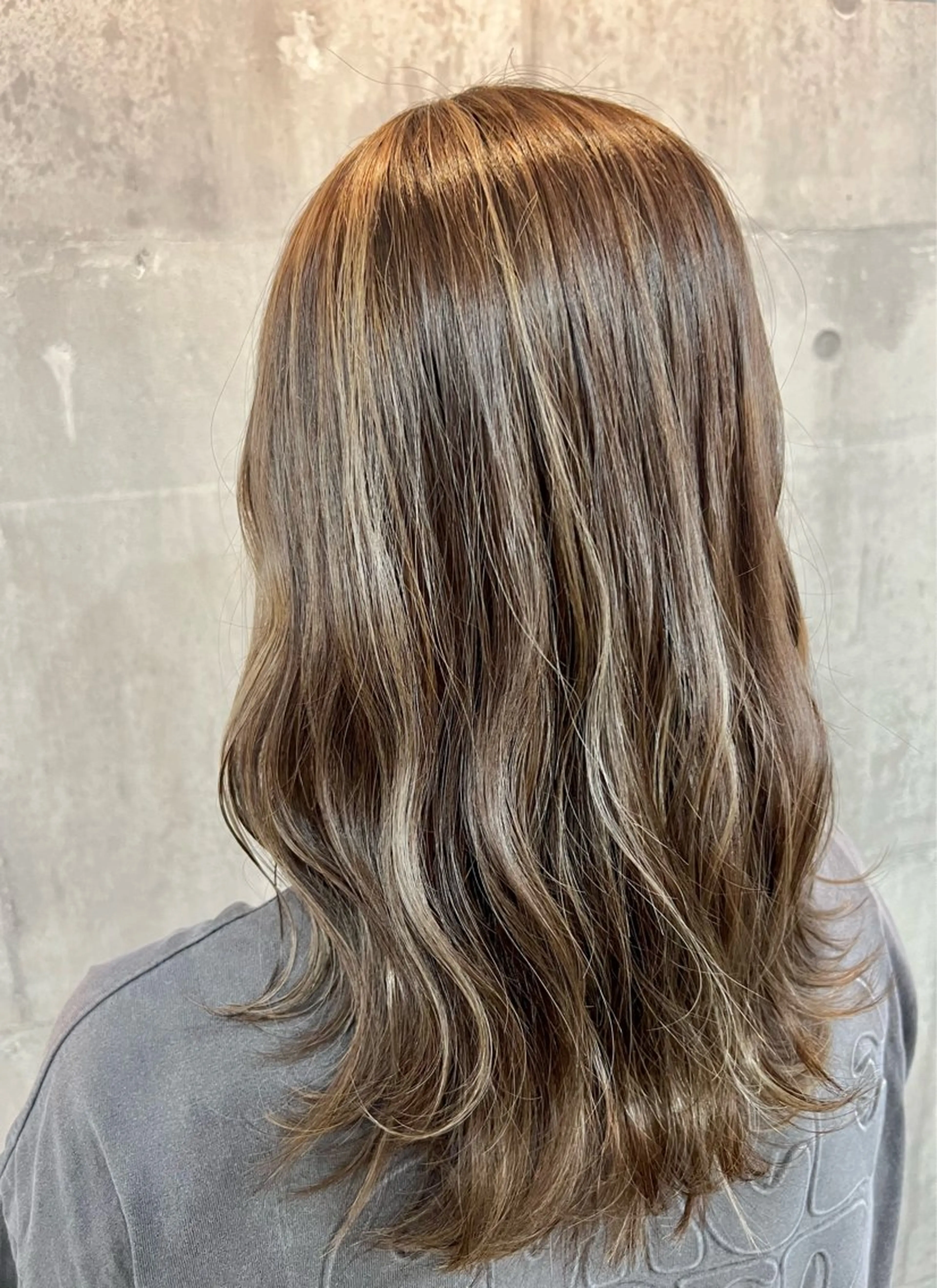 ミディアム ハイライト カット ヘアカラー トリートメント レイヤー/韓国 ハイトーン興津史弥のヘアスタイル