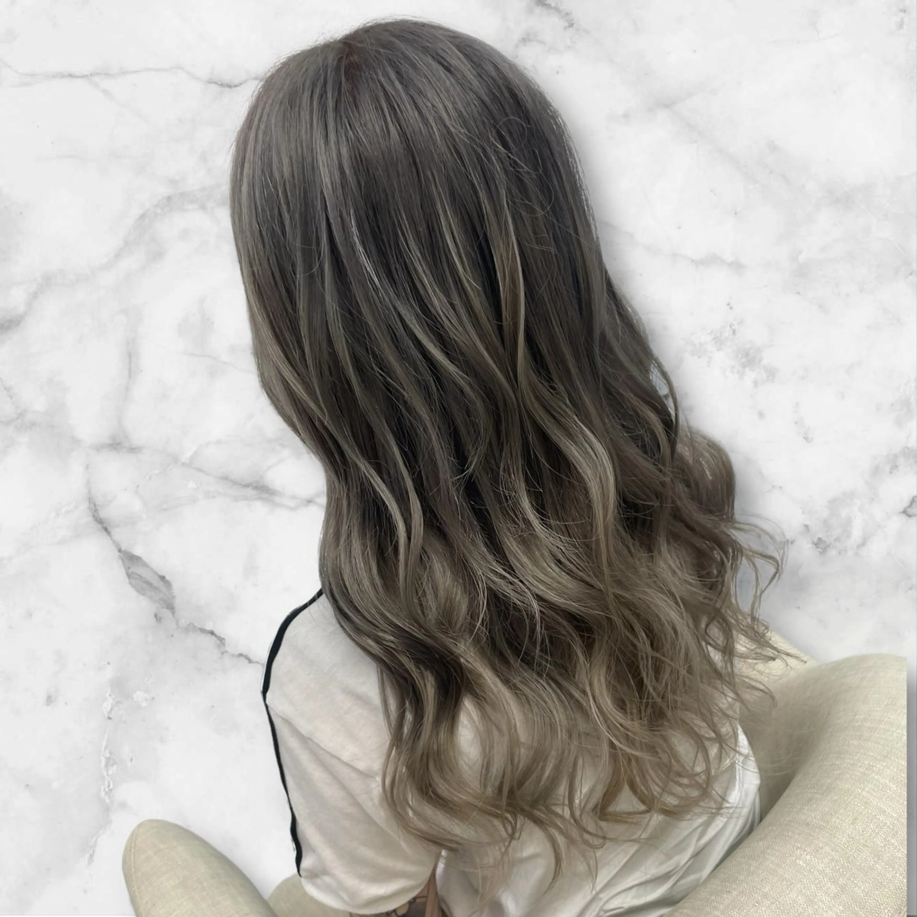 ロング カラー ブリーチ グラデーションカラー シルバー セルバ所属・HIRORO ブリーチ/ハイトーンのヘアスタイル