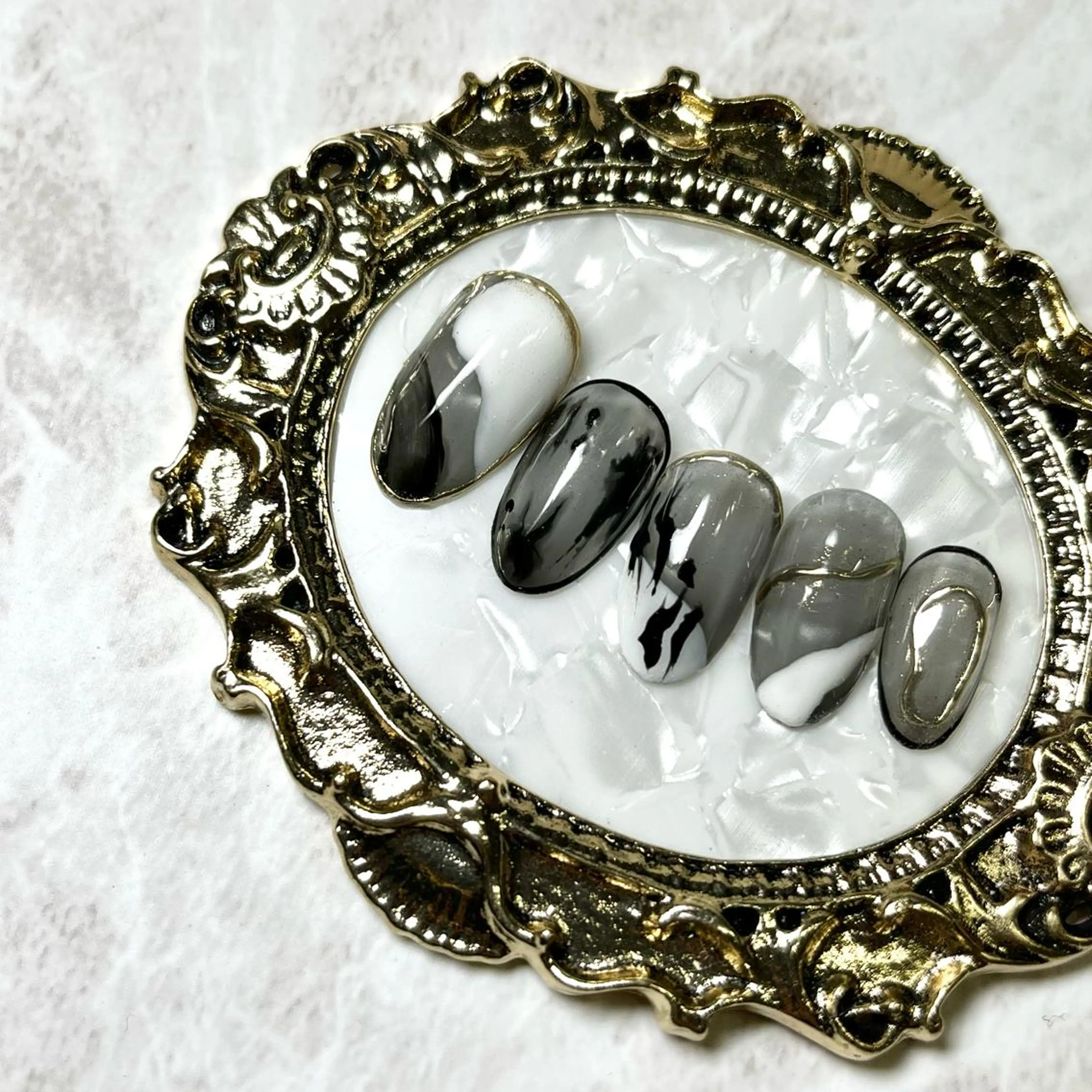 ネイル フットネイル フレンチネイル ジェルネイル ラメ(グリッター) ラメグラデーション NEO Beauty Salon所属・𝐍𝐄𝐎 𝐉𝐔𝐑𝐈のネイルデザイン