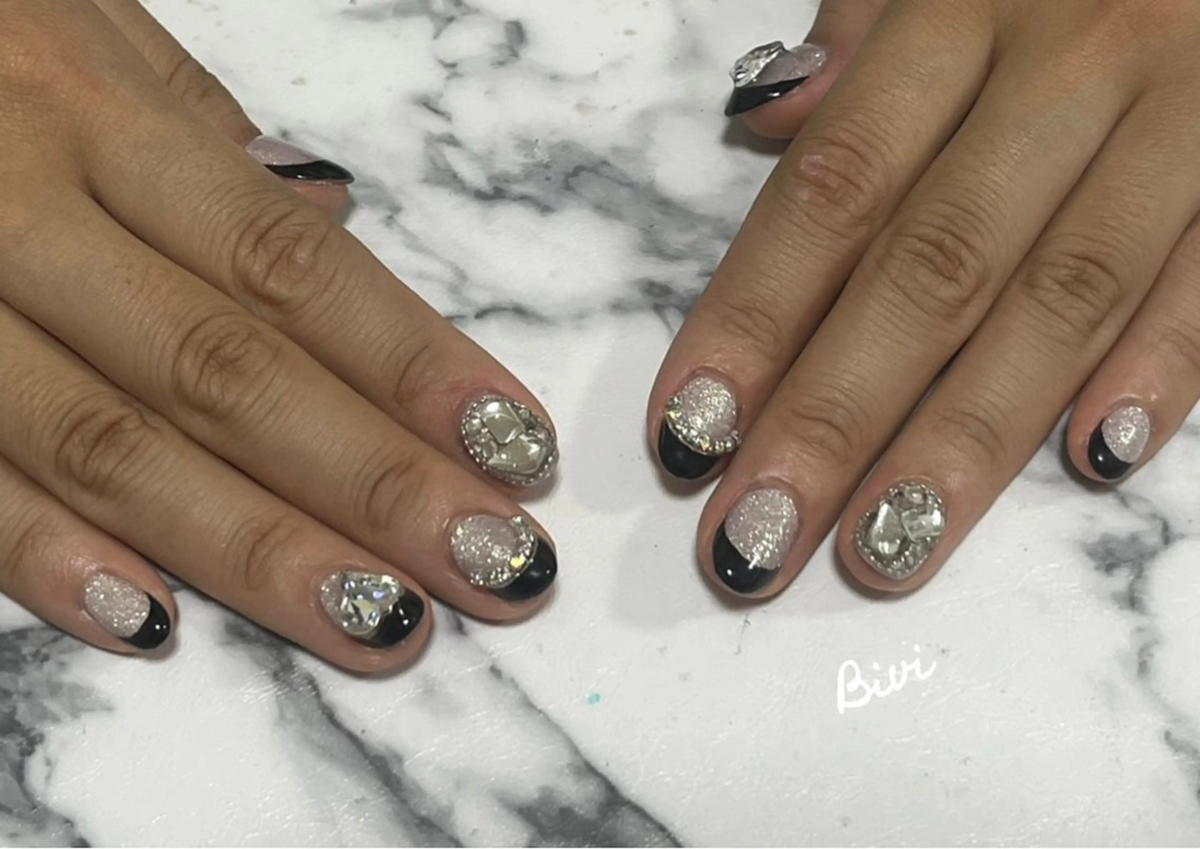 ネイル アートネイル フラッシュネイル ラメ(グリッター) シルバー スクエアネイル ハンドネイル ハンドケア ♡Bivi♡自爪に 優しいネイルサロンのネイルデザイン