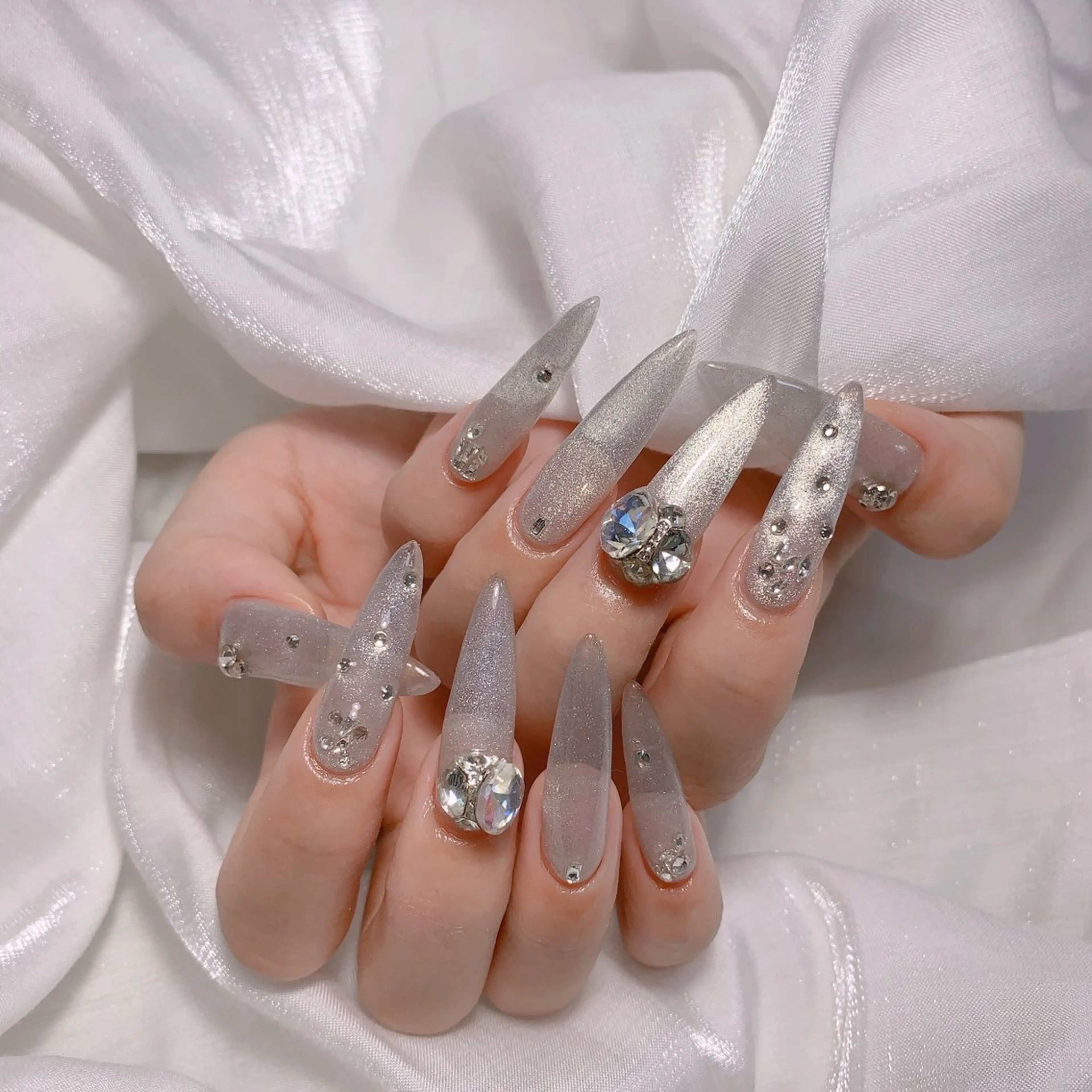 ネイル ブルー チークネイル フレンチネイル ハート ホログラムネイル ハンドネイル インフィニティ ネイルサロンのネイルデザイン