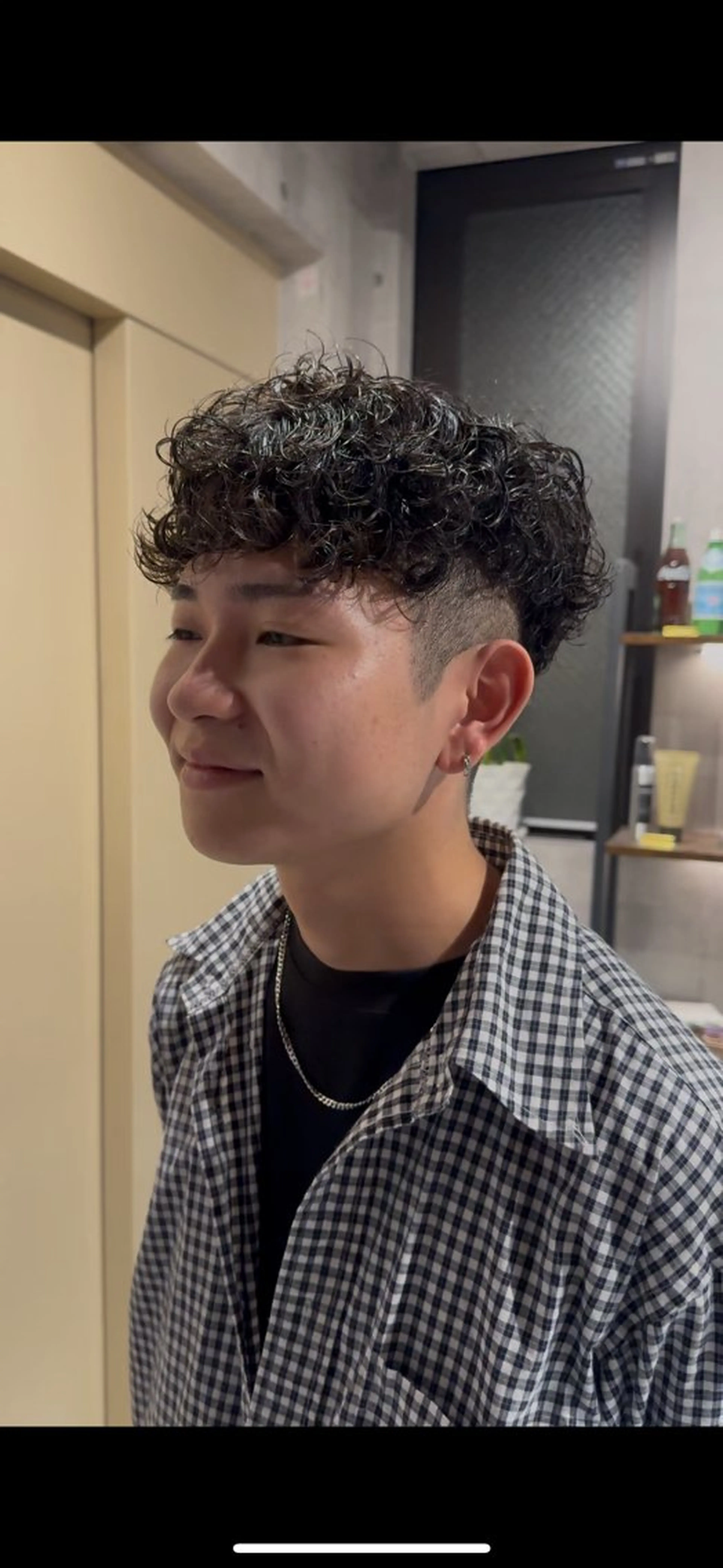 ショート パーマ メンズ メンズパーマ スペインカール 刈り上げ ショートヘア 佐竹 楓のヘアスタイル