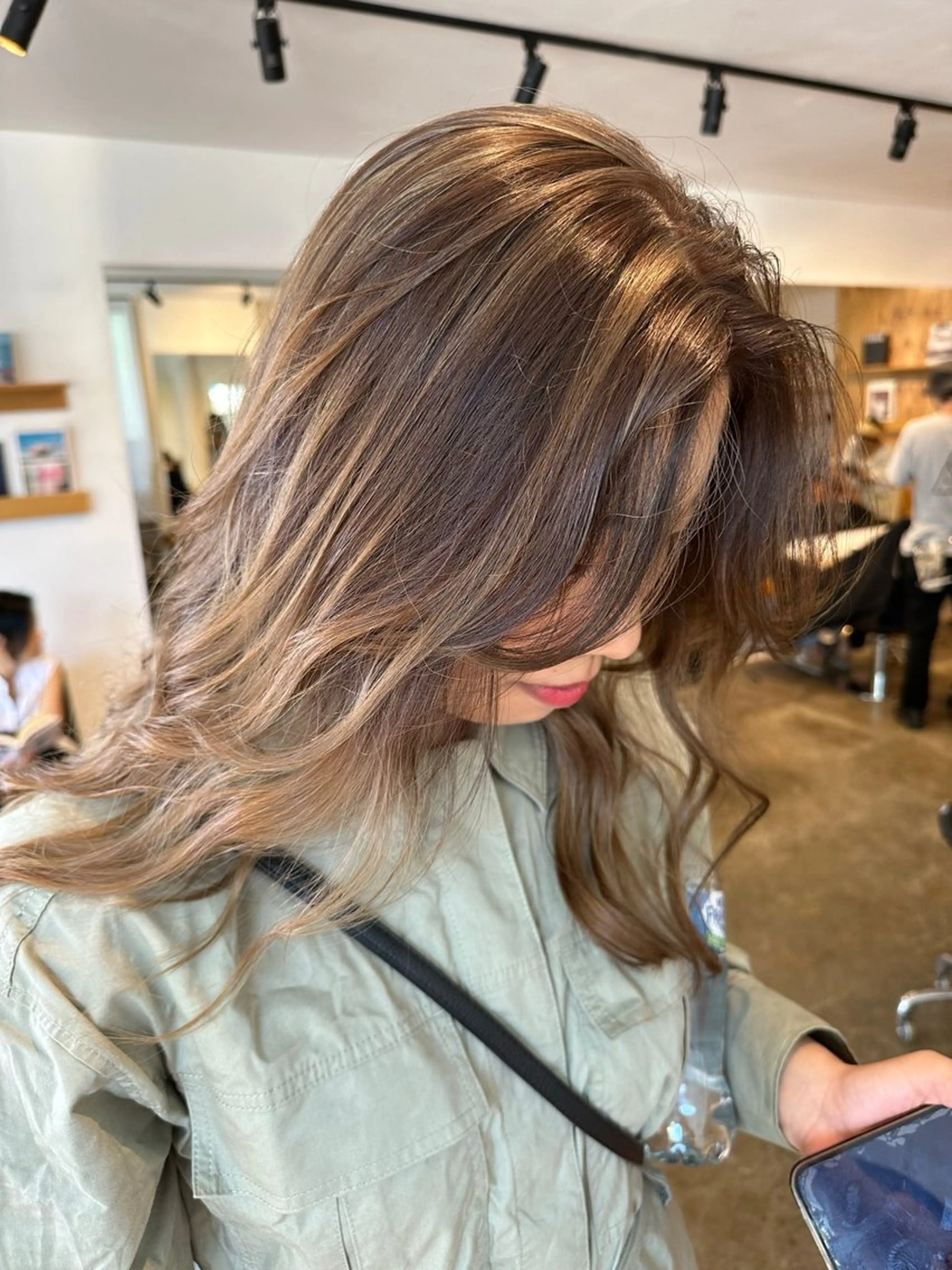 【❄️冬季限定クーポン❄️】カット+ハイライトカラー(ケアブリーチ込み)🎄の写真