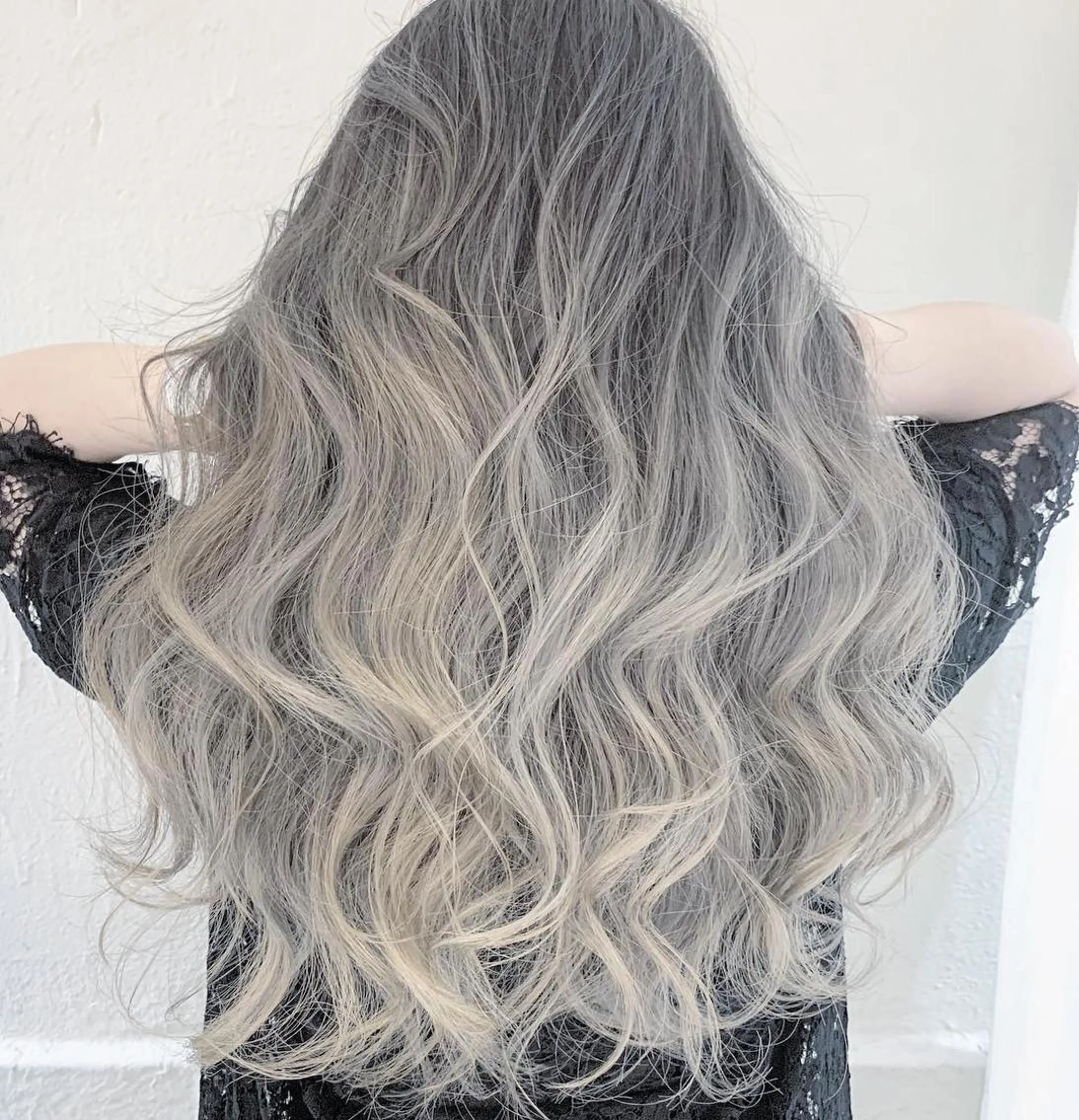 ミディアム 切りっぱなしボブ ボブ 斜めバング 伸ばしかけ レイヤーカット カット ヘアカラー VOICE　hair所属・レイヤーカット 川田くるみのヘアスタイル