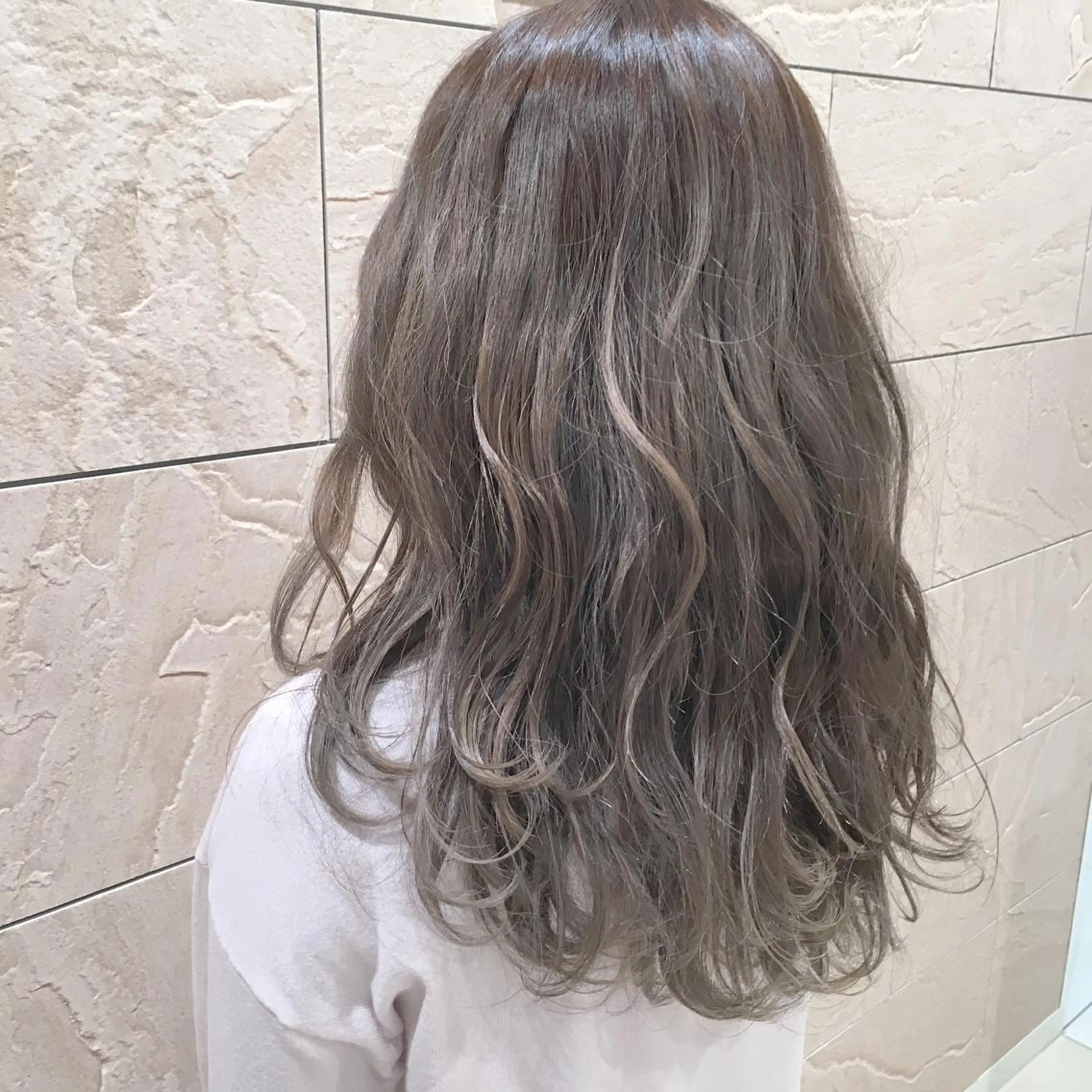 ロング カラー パーマ ヘアアレンジ アッシュ イルミナカラー ハイトーン特化🤍 浦住のヘアスタイル