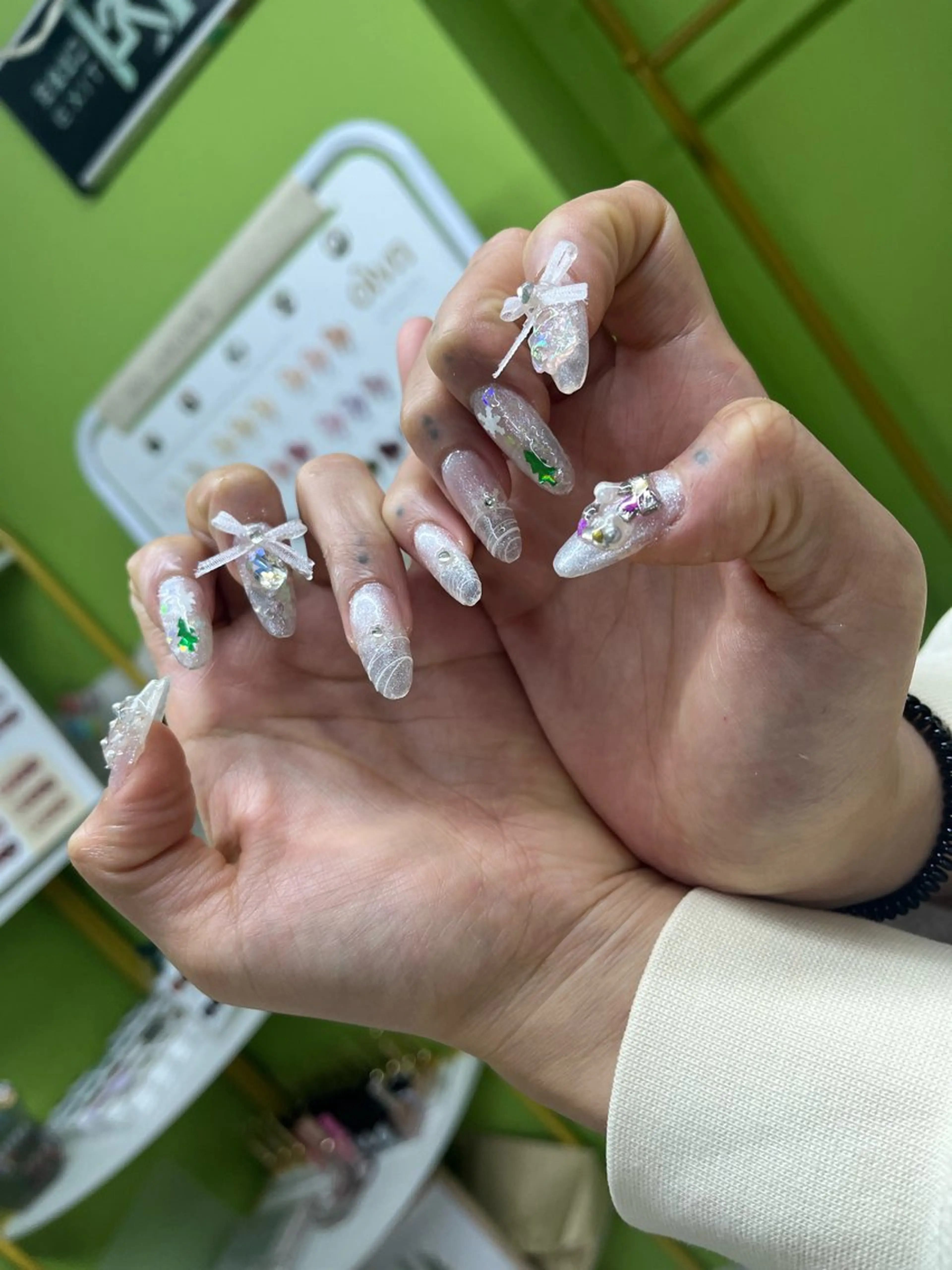 チップ長出しデザイン持ち込みネイル💅💅  オフ無料の写真