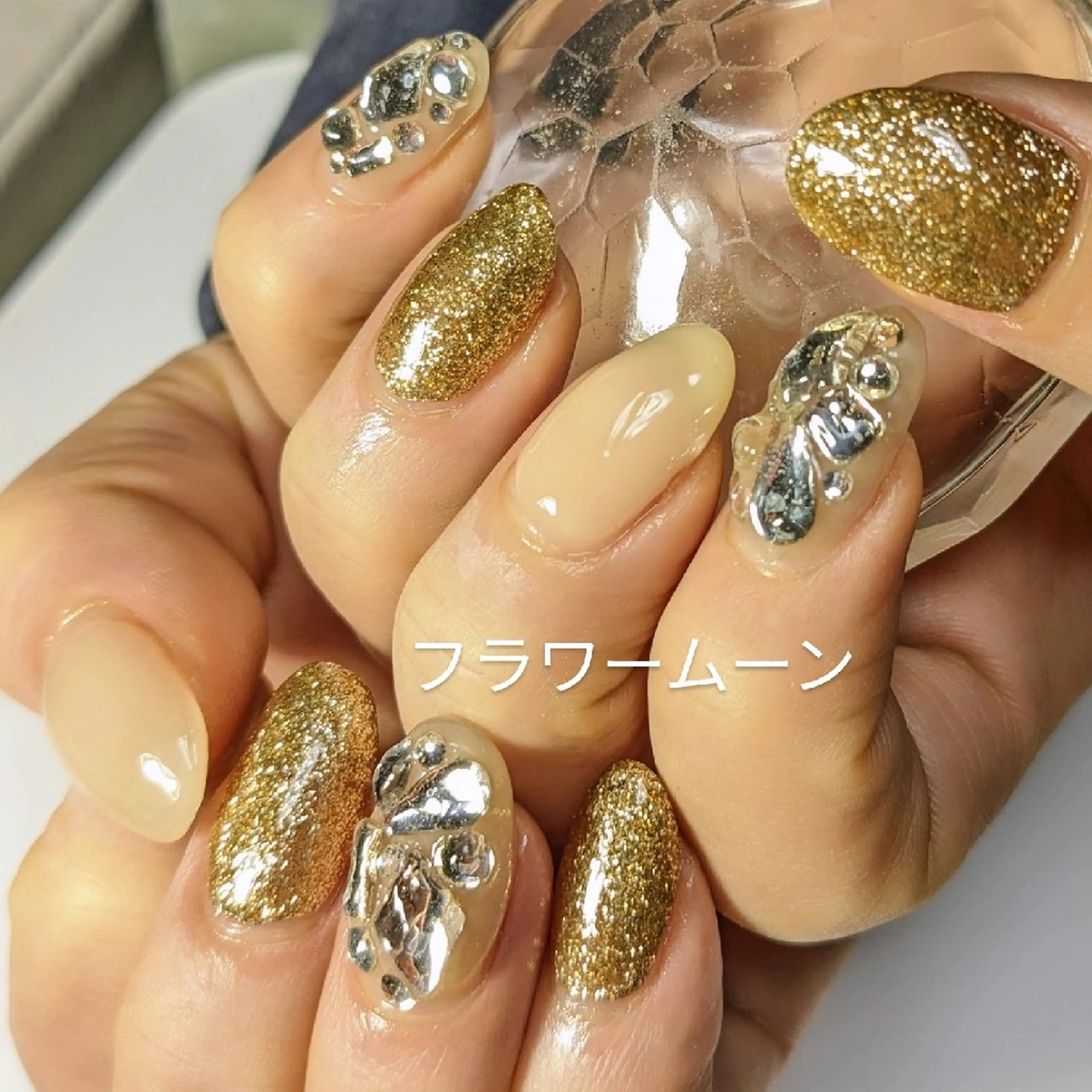 ネイル ゴールド ラメ(グリッター) ストーンネイル ハンドネイル ハンドケア フラワー ムーンのネイルデザイン