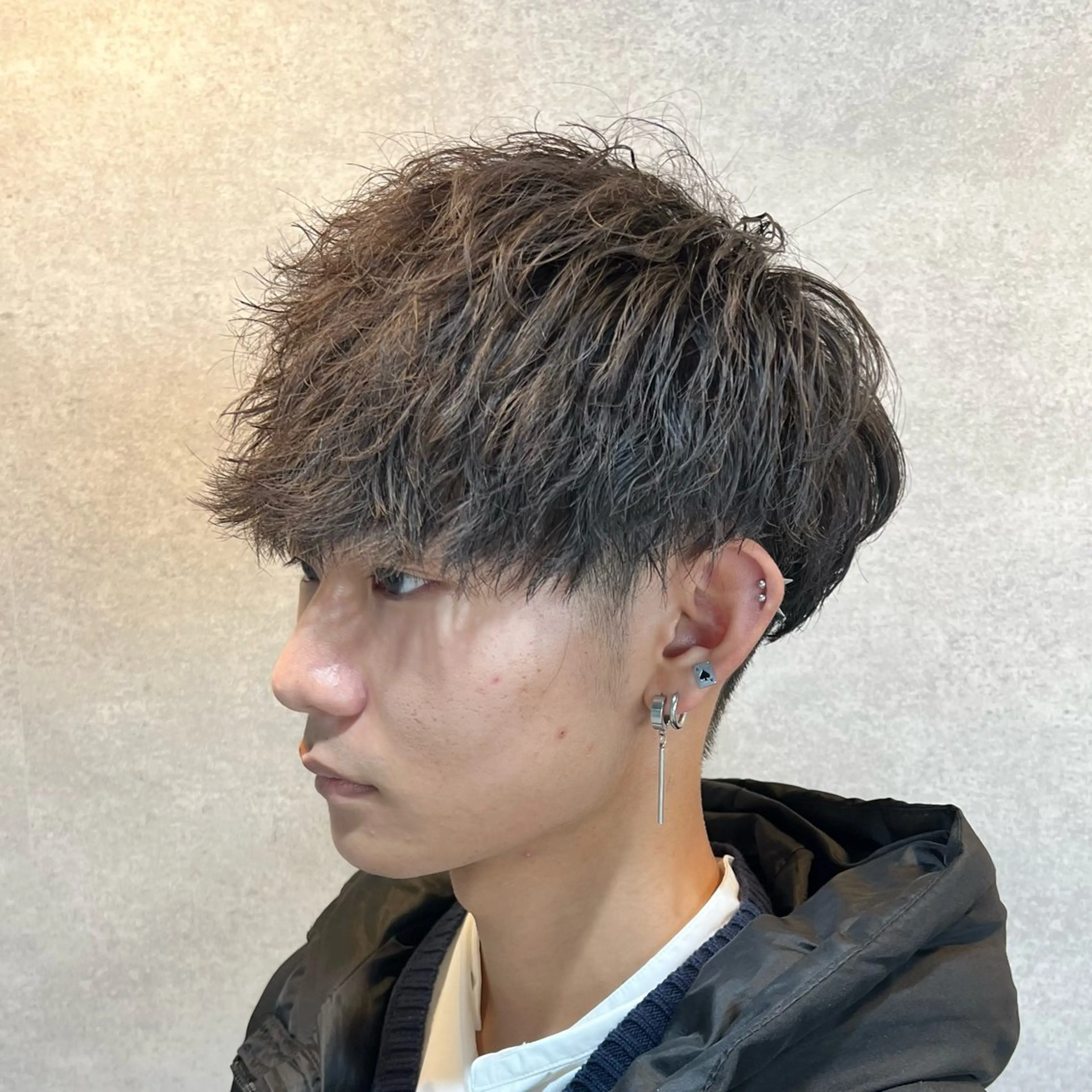 ショート カラー パーマ ヘアアレンジ メンズ センターパート メンズハイライト メンズメッシュ マッシュ メンズパーマ カット パーマ トリートメント ヘッドスパ ヘアセット 仕上がり満足度No. 1🔥BLUCK🔥のヘアスタイル
