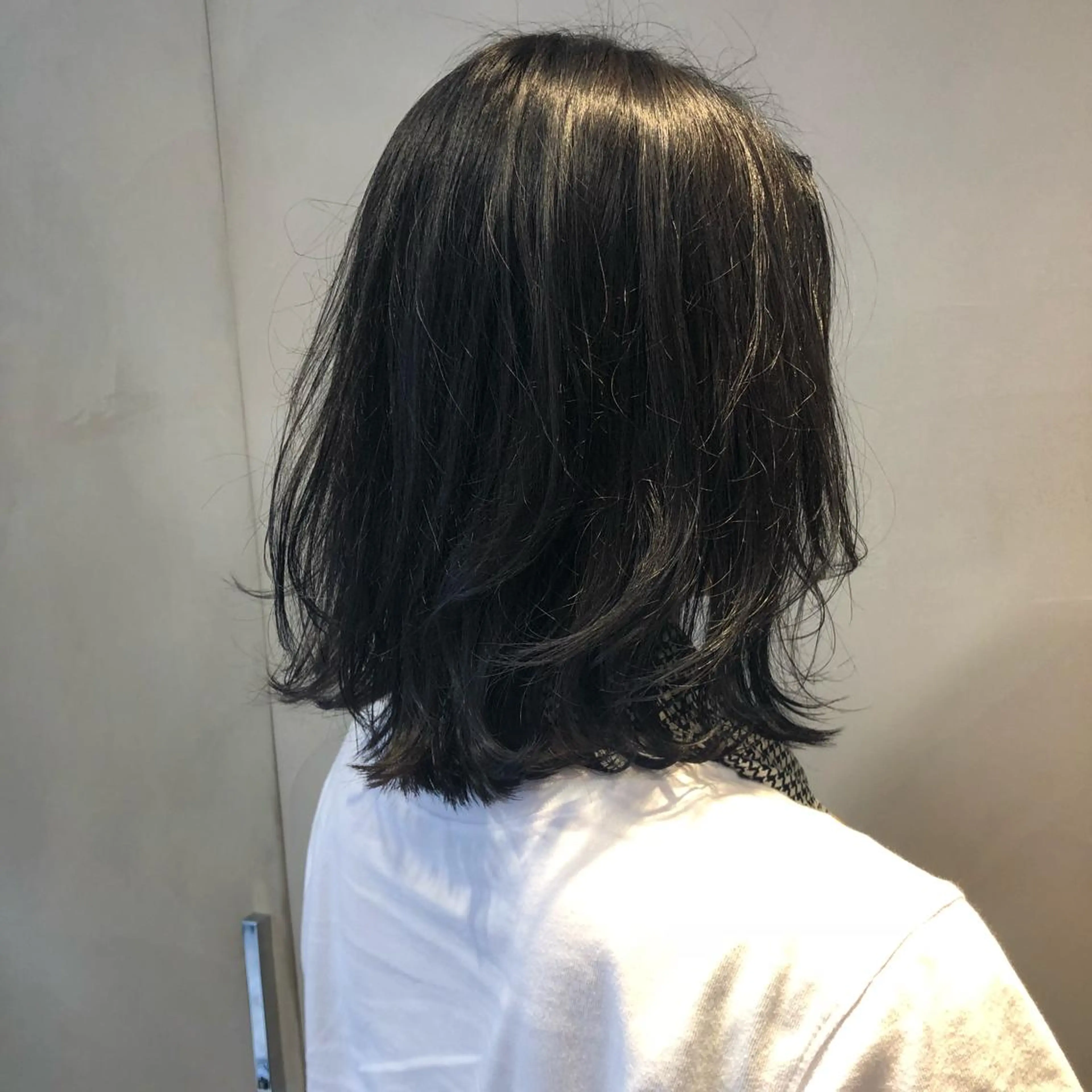 ミディアム カラー 荒木 依莉亜のヘアスタイル