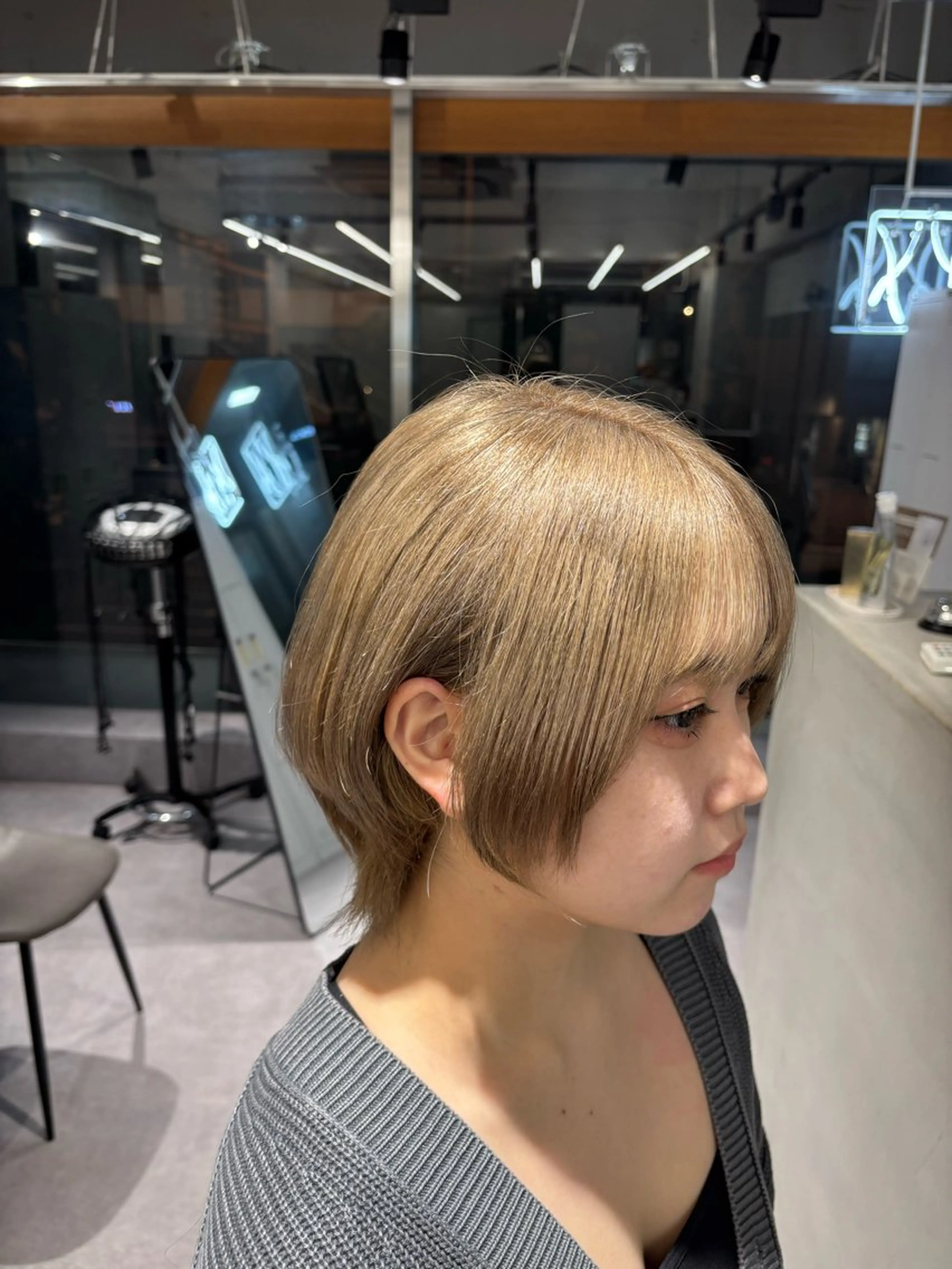 ショート カラー ブリーチ グレージュ ミルクティーグレージュ レイヤーカット 小顔カット カット ヘアカラー ハイトーン/北堀江 💎Shoseiのヘアスタイル