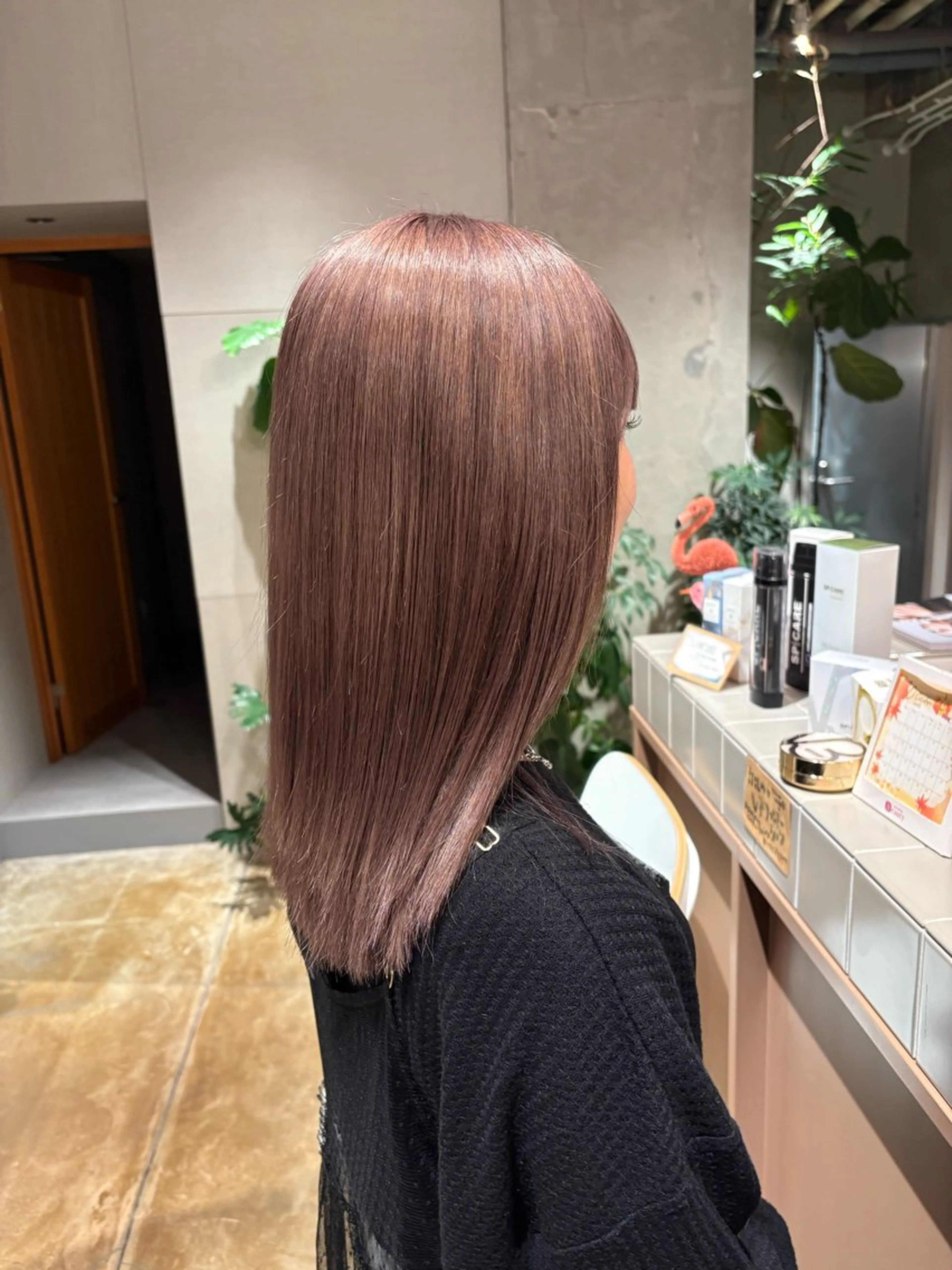 ミディアム カラー ブリーチ ピンクカラー カット ヘアカラー 秋吉 結愛のヘアスタイル