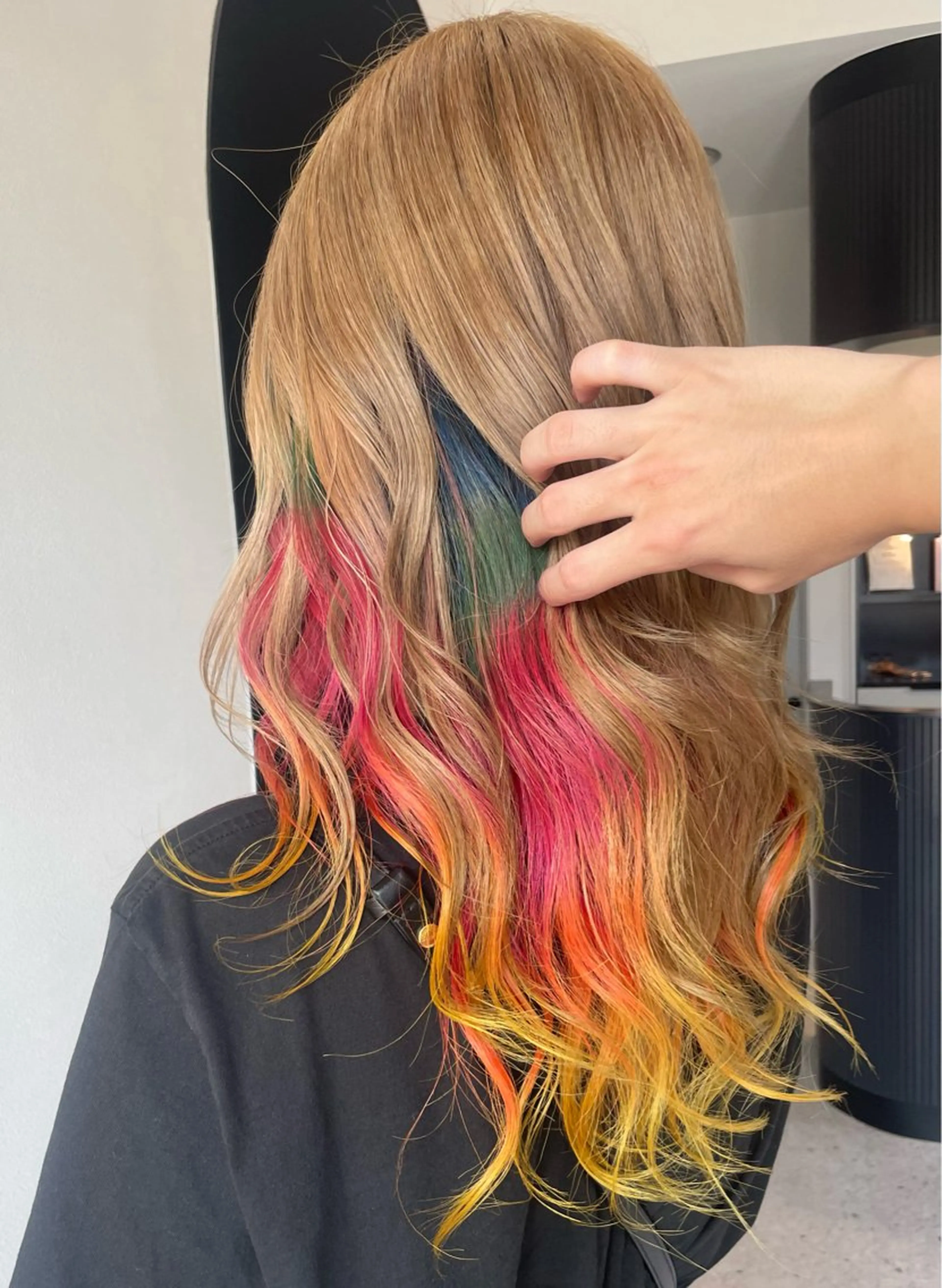 ロング カラー ヘアアレンジ ベージュカラー ブリーチ インナーカラー ミルクティーベージュ オレンジ 宇野 颯太のヘアスタイル