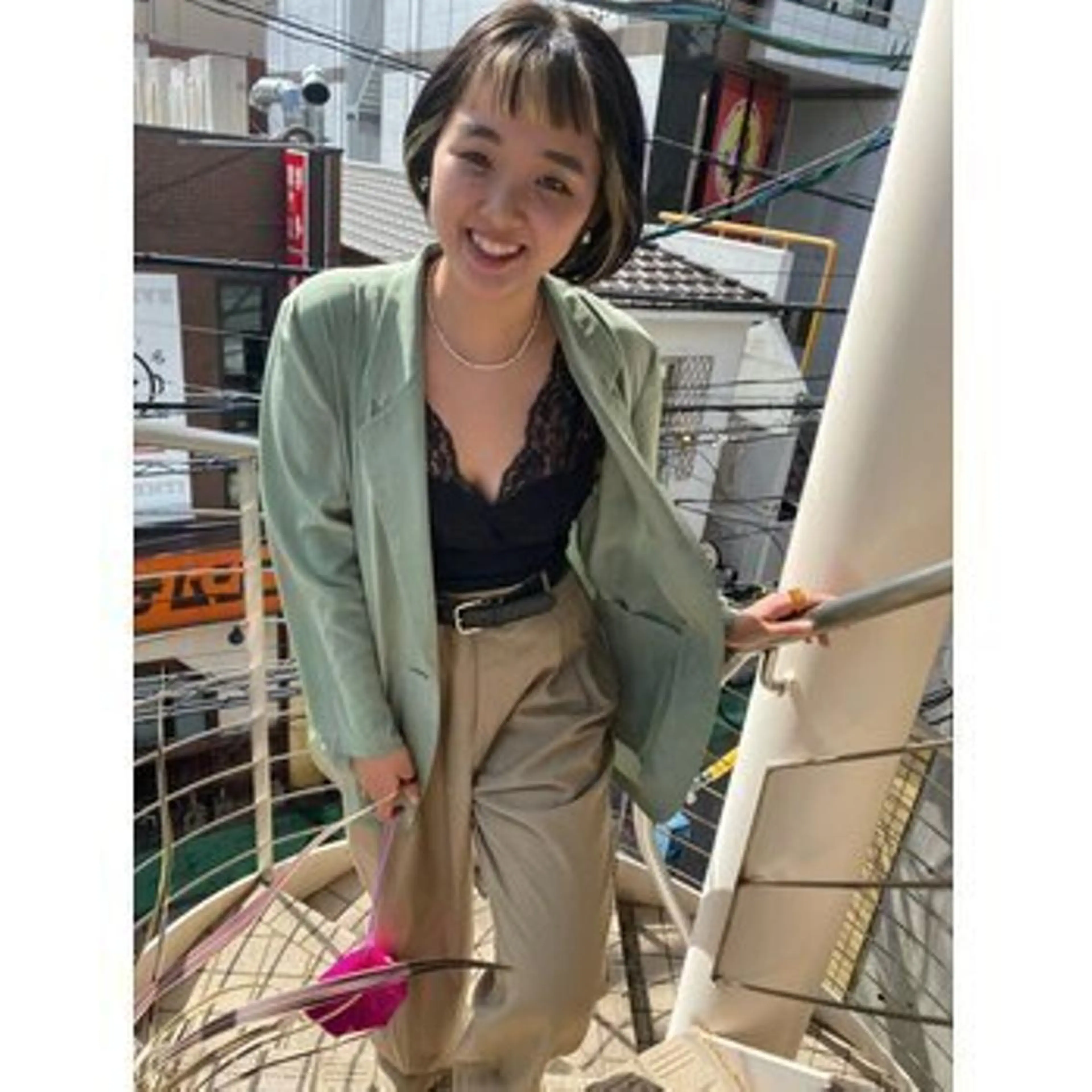 ショート カラー qiie リタッチ 黒染め　ワンカラーのヘアスタイル