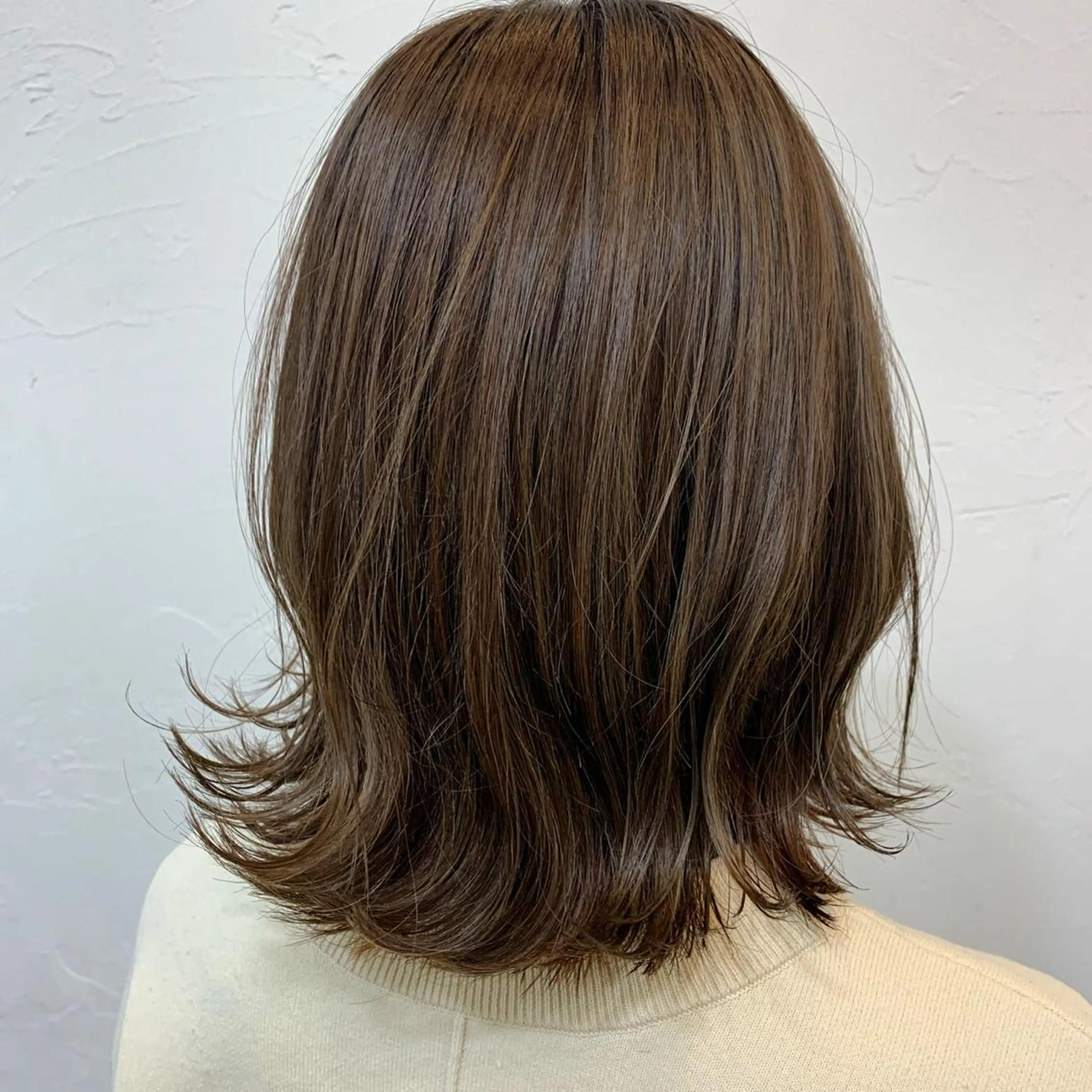 ミディアム カラー CHIC 岩下真衣のヘアスタイル