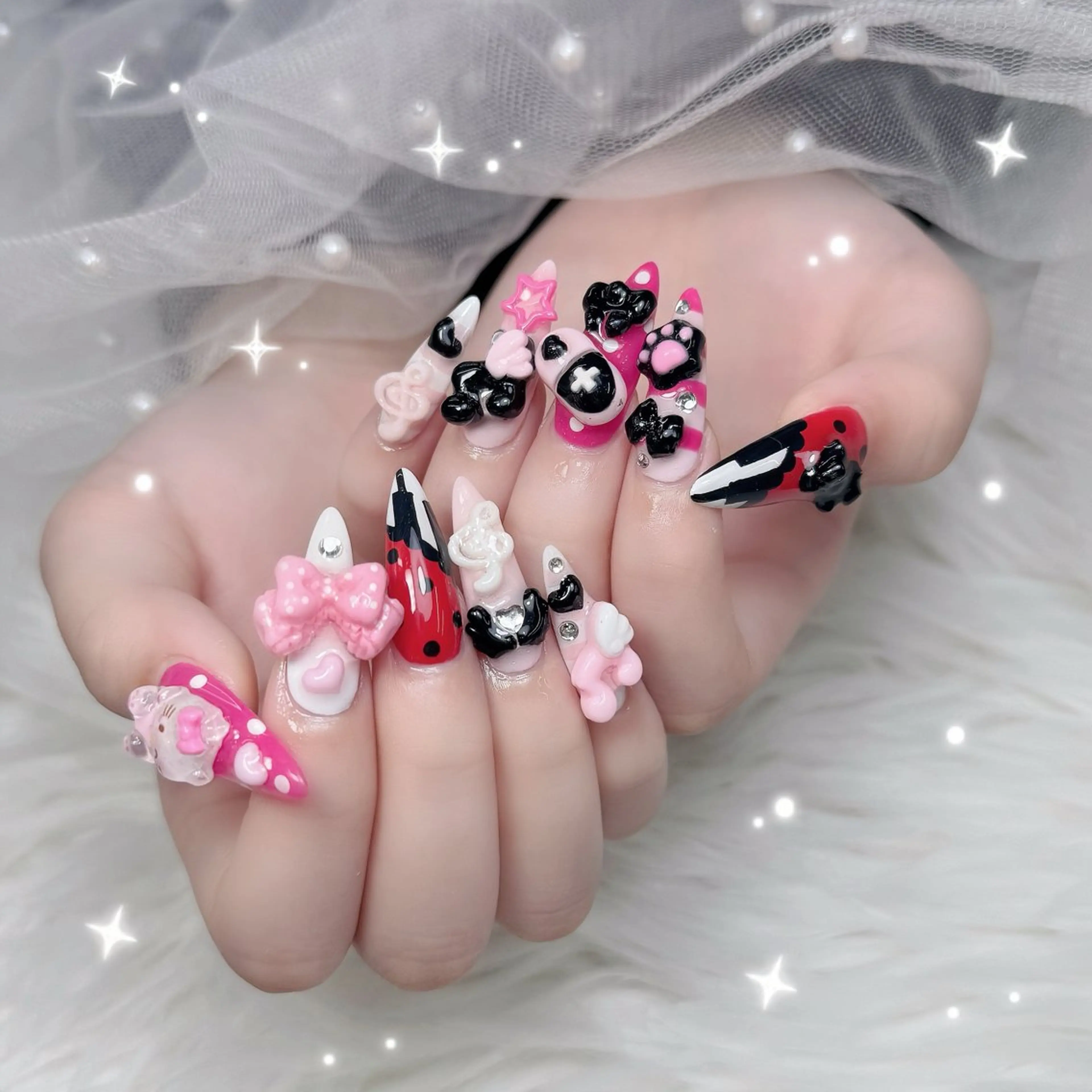 ネイル ガーリー ゴージャス キラキラネイル ロングネイル ハンドネイル ハンドケア 🌸Hana 🌸のネイルデザイン