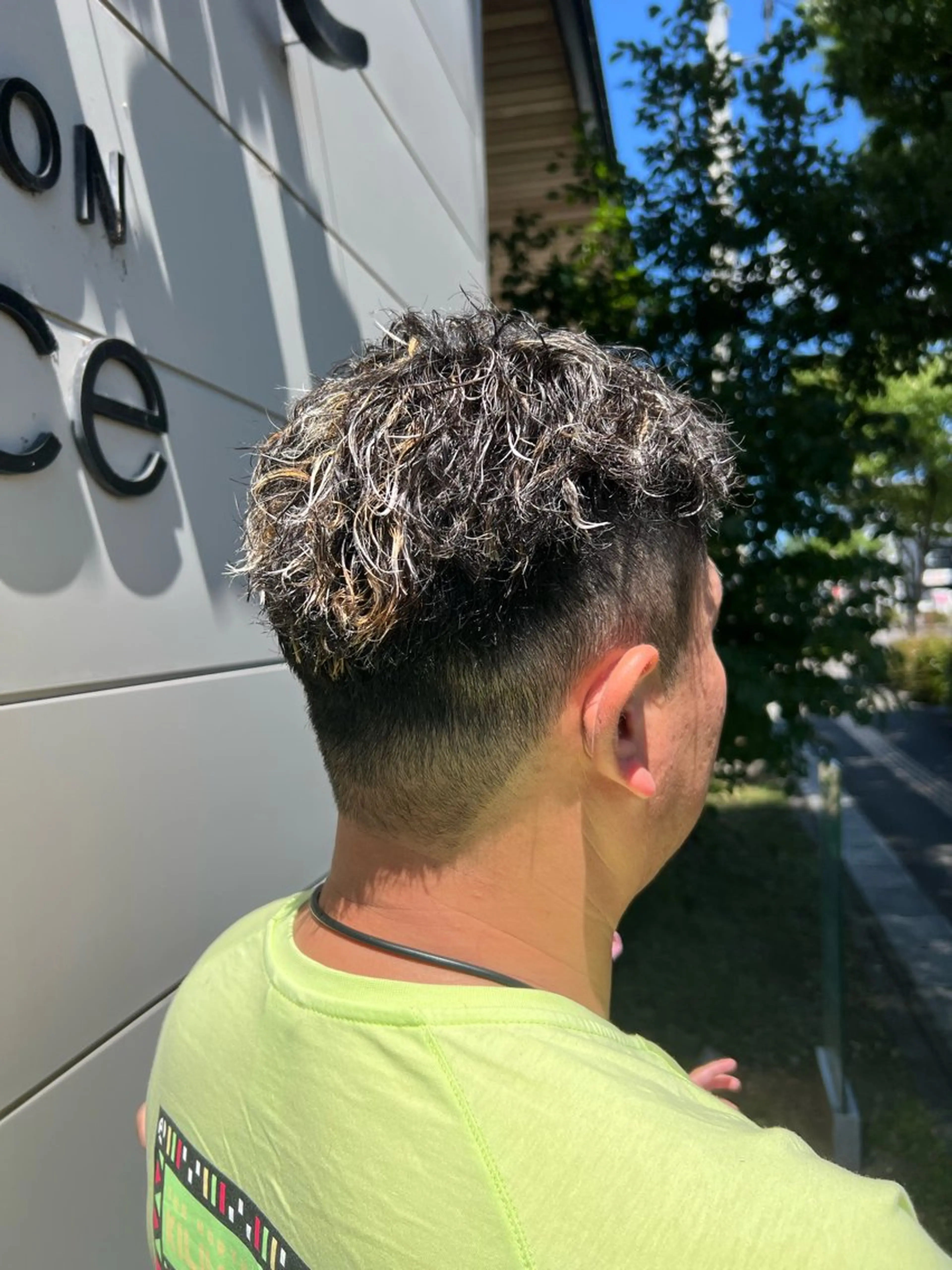 ショート カラー パーマ メンズ メンズハイライト メンズパーマ メンズツイストパーマ ハイライトカラー ハイライト 櫻井涼央 ／メンズ特化／短髪／のヘアスタイル