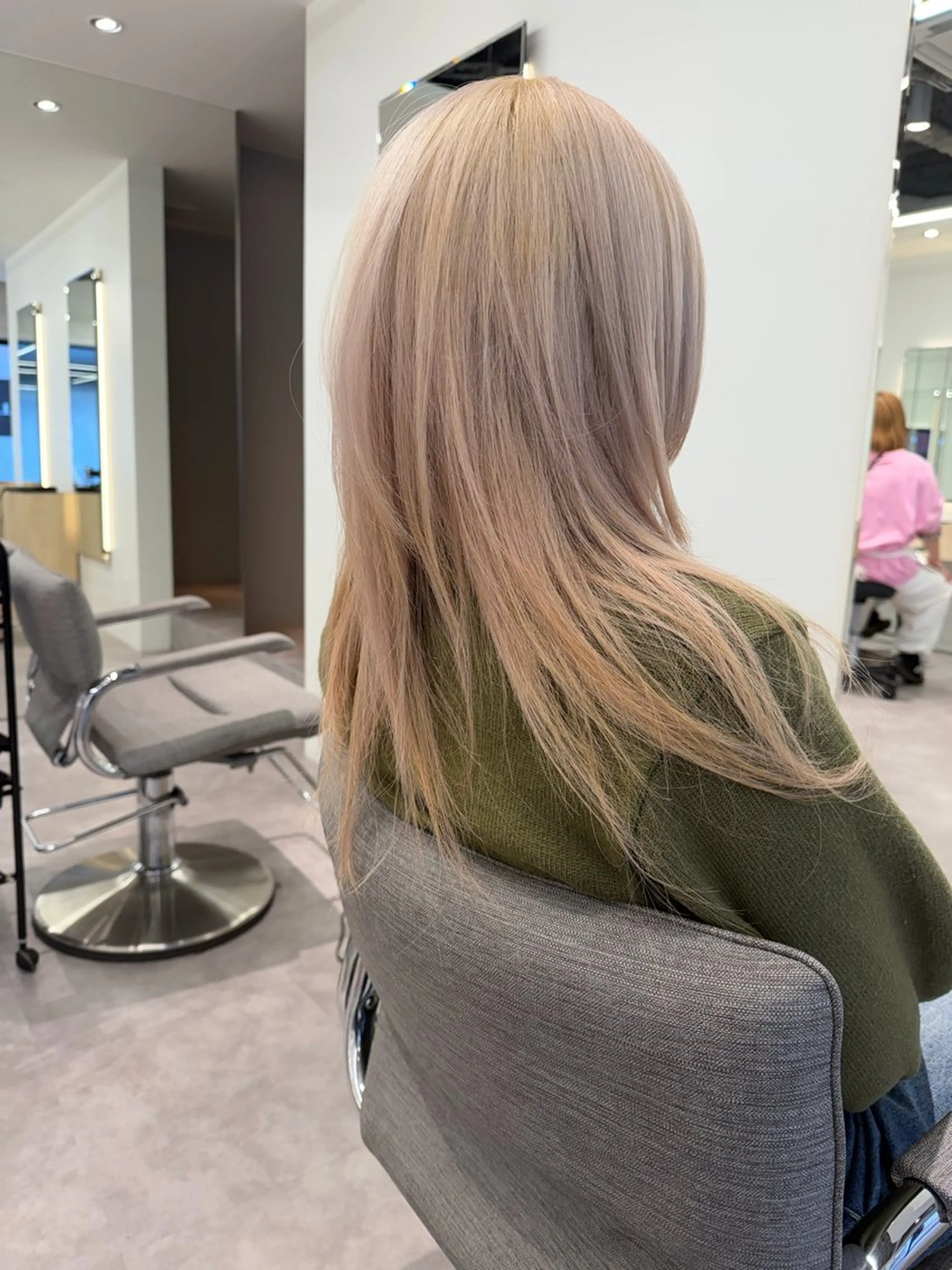 ミディアム カラー ベージュカラー ブリーチ ハイトーンカラー ミルクティーベージュ カット ヘアカラー トリートメント lar 立川南口所属・レイヤーボブ/ボブ 仲川和人のヘアスタイル