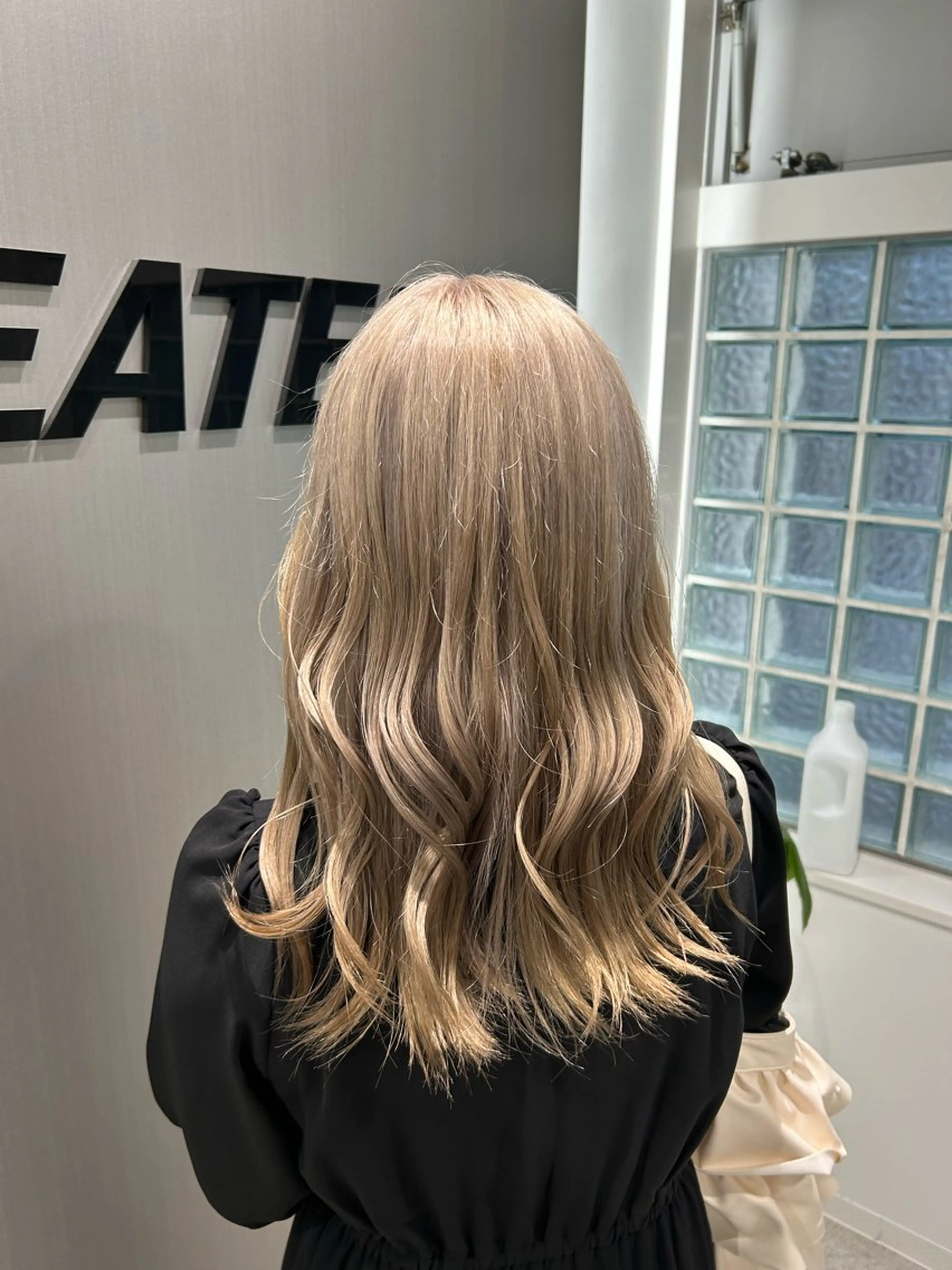 ロング メンズ ヘアカラー 艶感ミルクティー🤍 色落ち綺麗🤍ともやのヘアスタイル