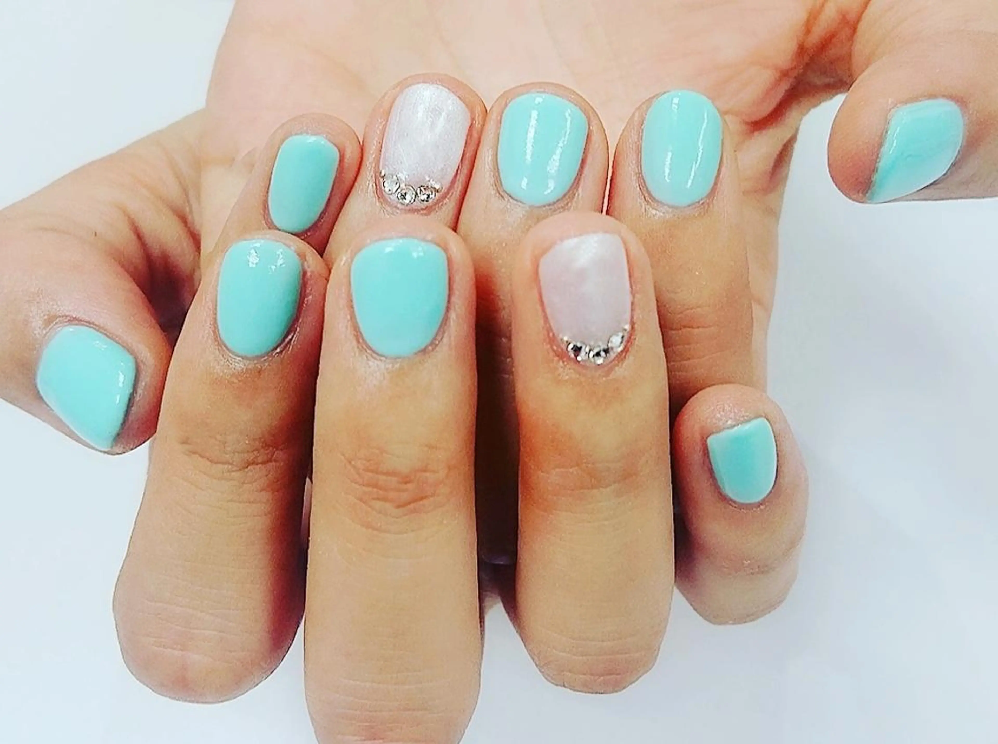 ネイル ブルー パステルネイル ホワイト ハンドケア 🍒当日もOK🍒 𝑳𝑼𝑵𝑨花井のネイルデザイン