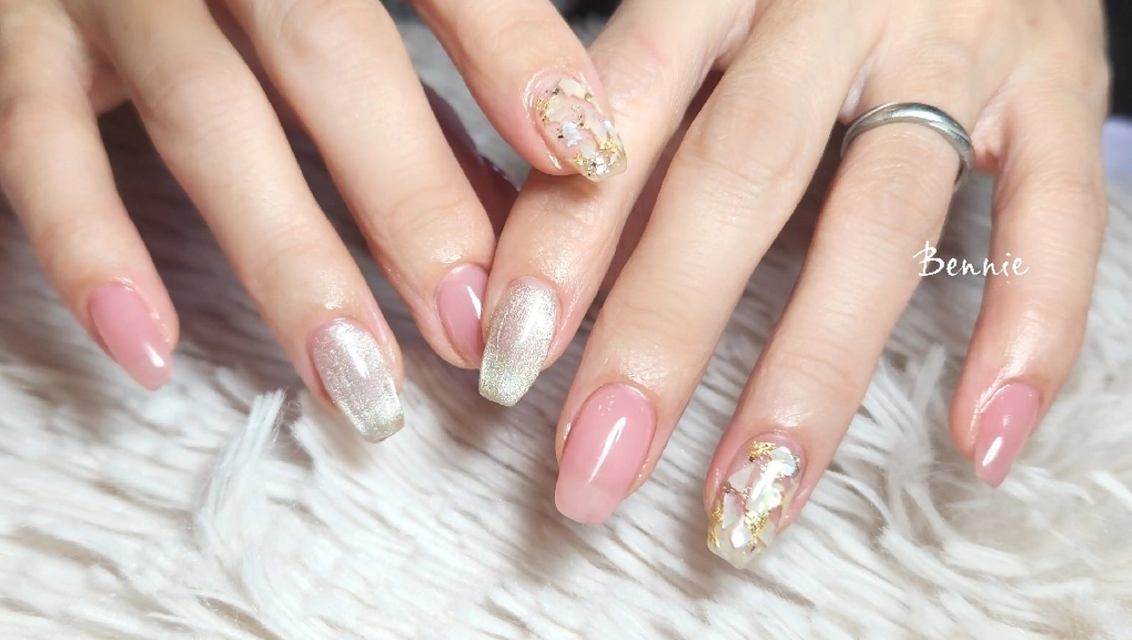 ネイル ゴールド キラキラネイル マグネットネイル ピンク 夏ネイル   BENNIEのネイルデザイン