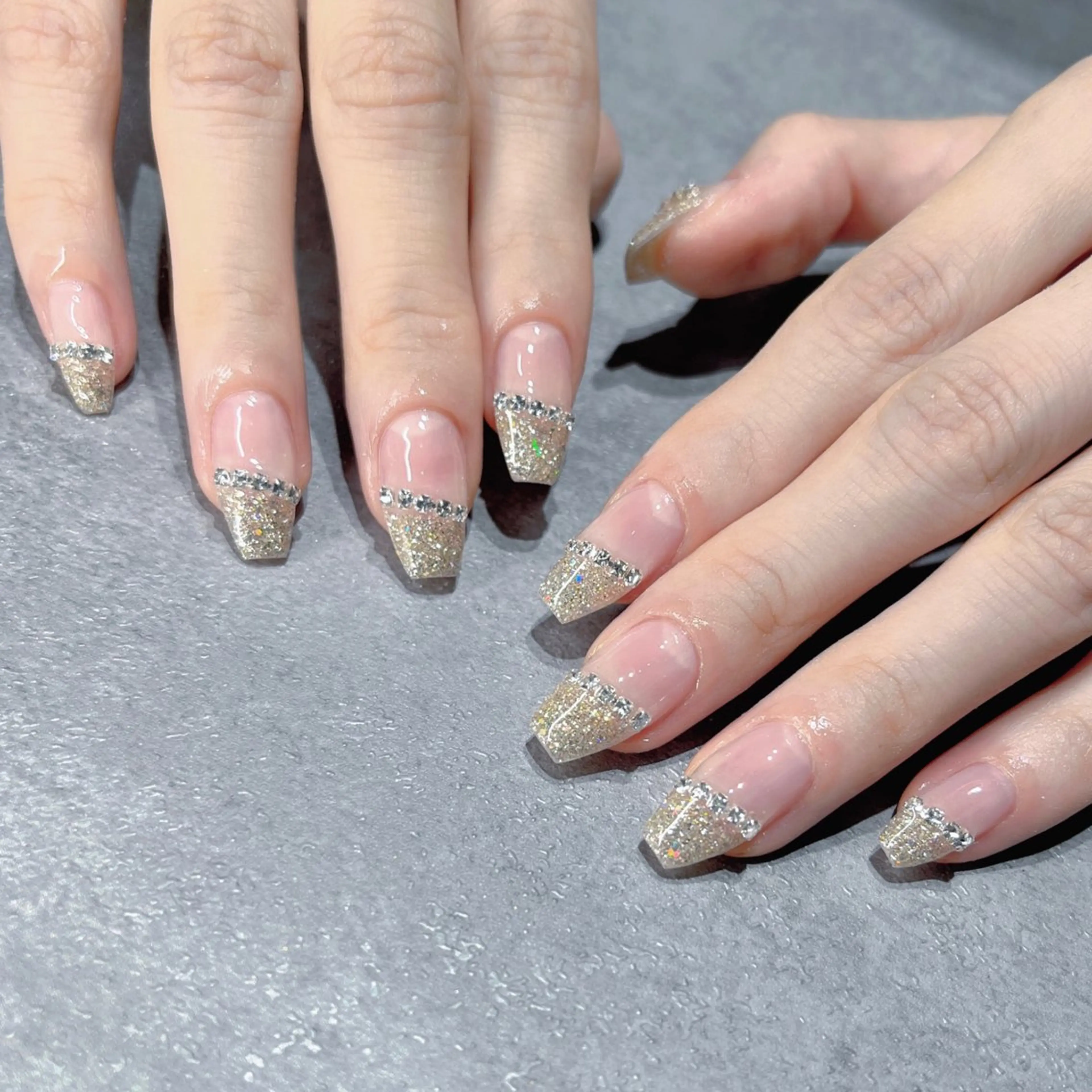 ネイル フットネイル フレンチネイル ジェルネイル ラメ(グリッター) ラメグラデーション ハンドネイル NEO Beauty Salon所属・𝐍𝐄𝐎 𝐉𝐔𝐑𝐈のネイルデザイン