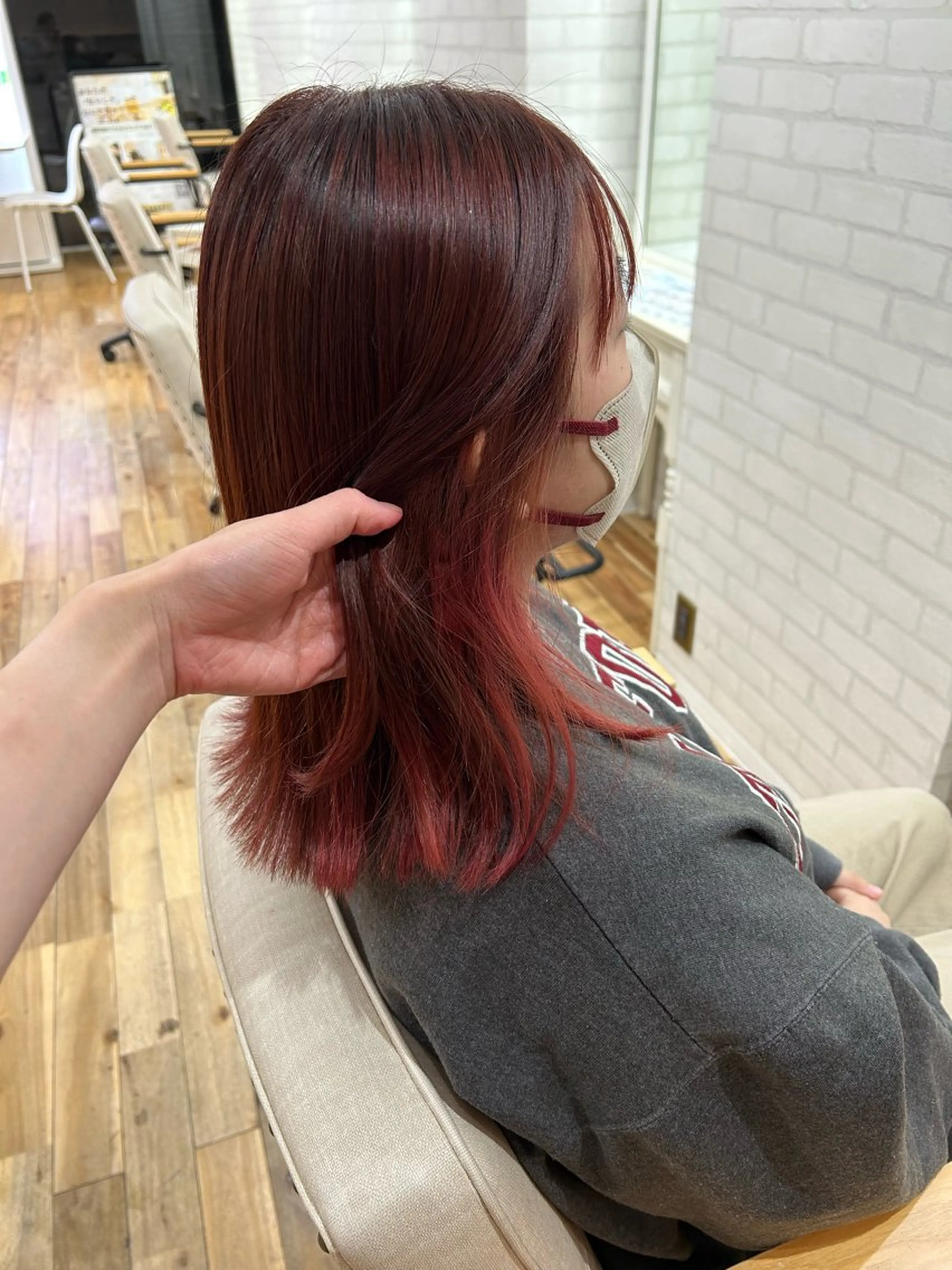 ミディアム ヘアカラー トリートメント 透明感カラー/牧内 楓/インナーカラーのヘアスタイル