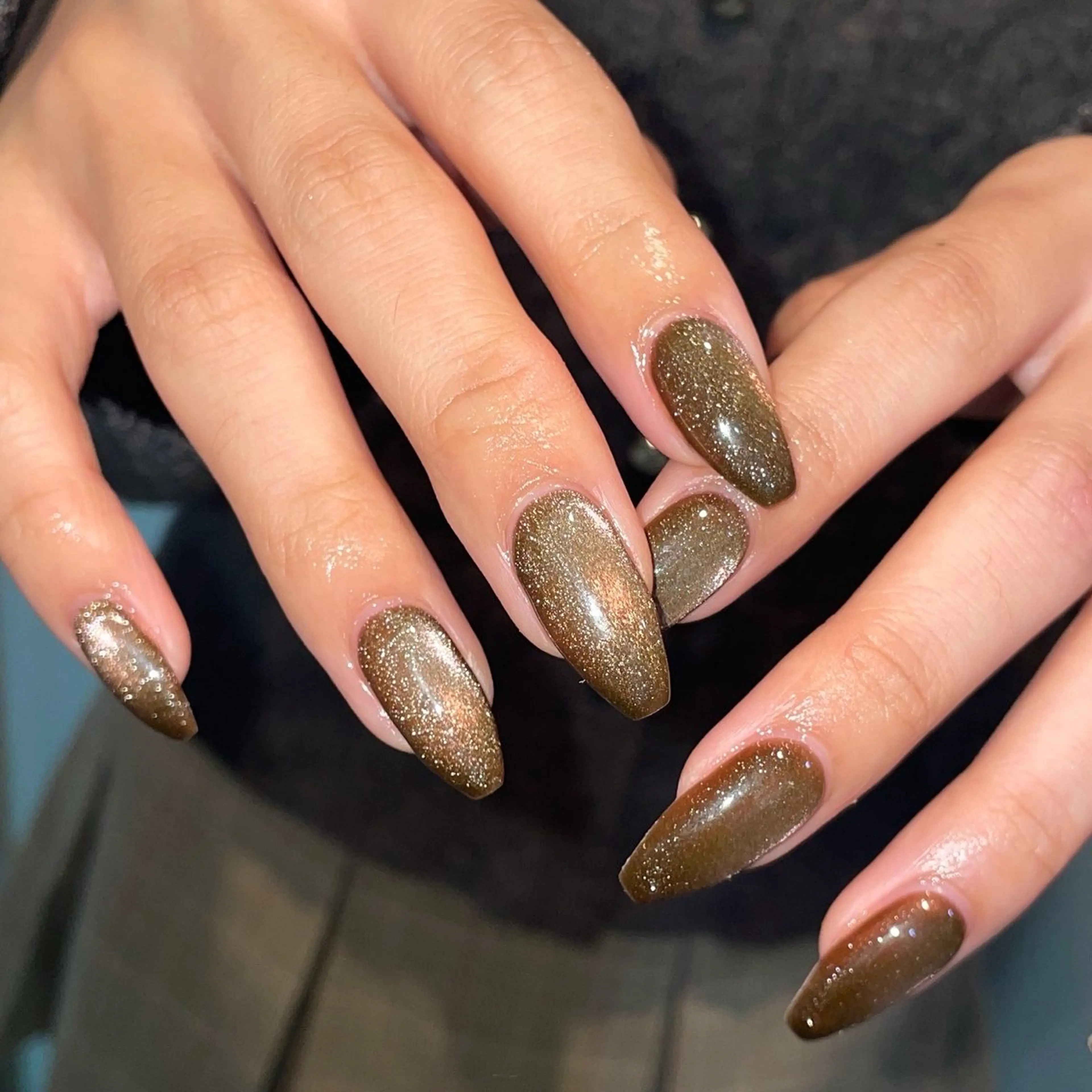 ネイル ブラウン キラキラネイル マグネットネイル オフィスネイル シンプルネイル ハンドネイル ハンドケア 🎀NAIL🎀 AI🪄︎︎◝✩のネイルデザイン