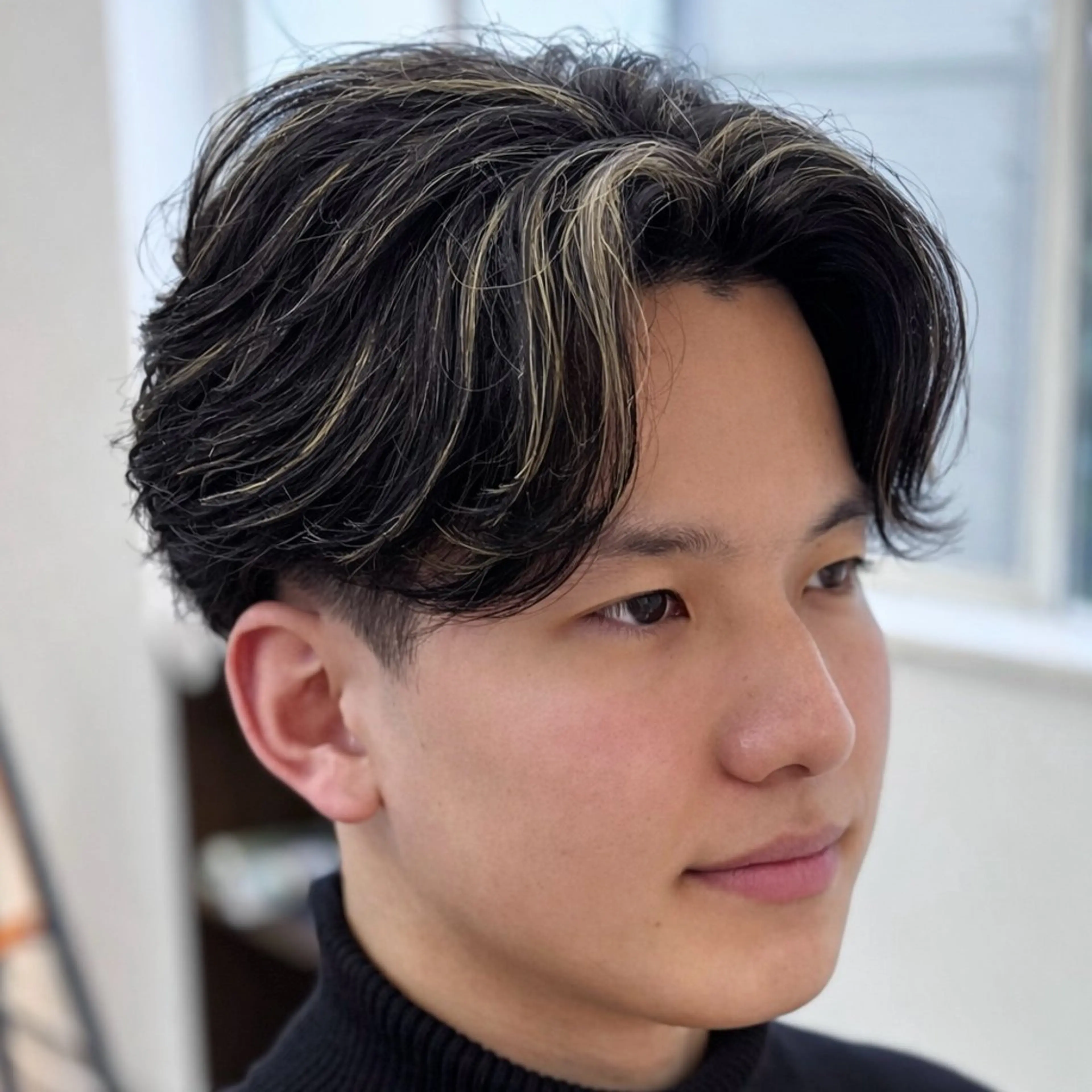 カラー メンズ センターパート メンズハイライト 刈り上げ 抜きっぱなしブロンド ハイライトカラー カット ヘアセット 男の理想を叶える🔥 メンズパーマ特化｜関のヘアスタイル