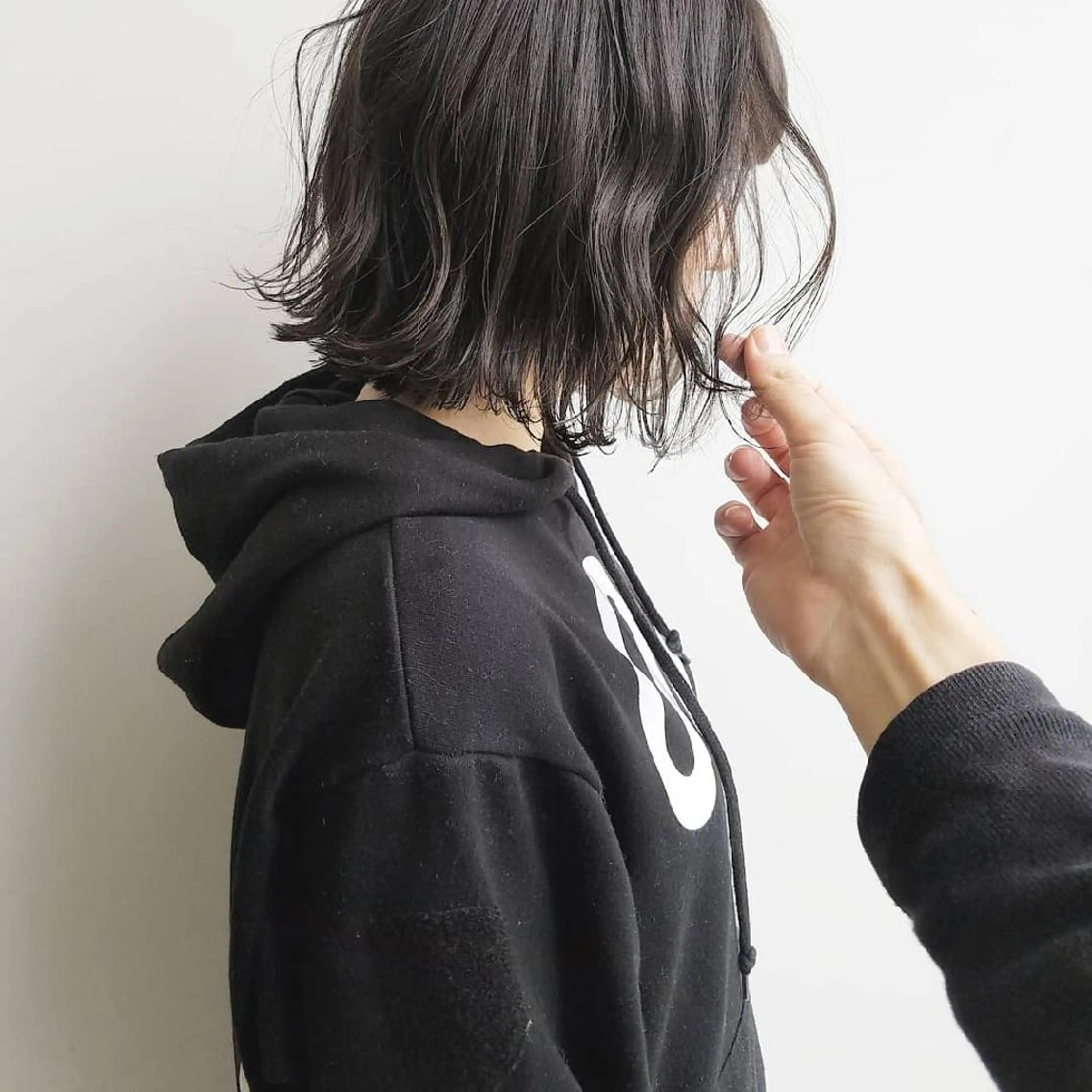 ショート カラー マツエク・マツパ グレージュ ボブ 外ハネヘア iplus✴ まつげ、眉毛、耳つぼのマツエク・マツパデザイン