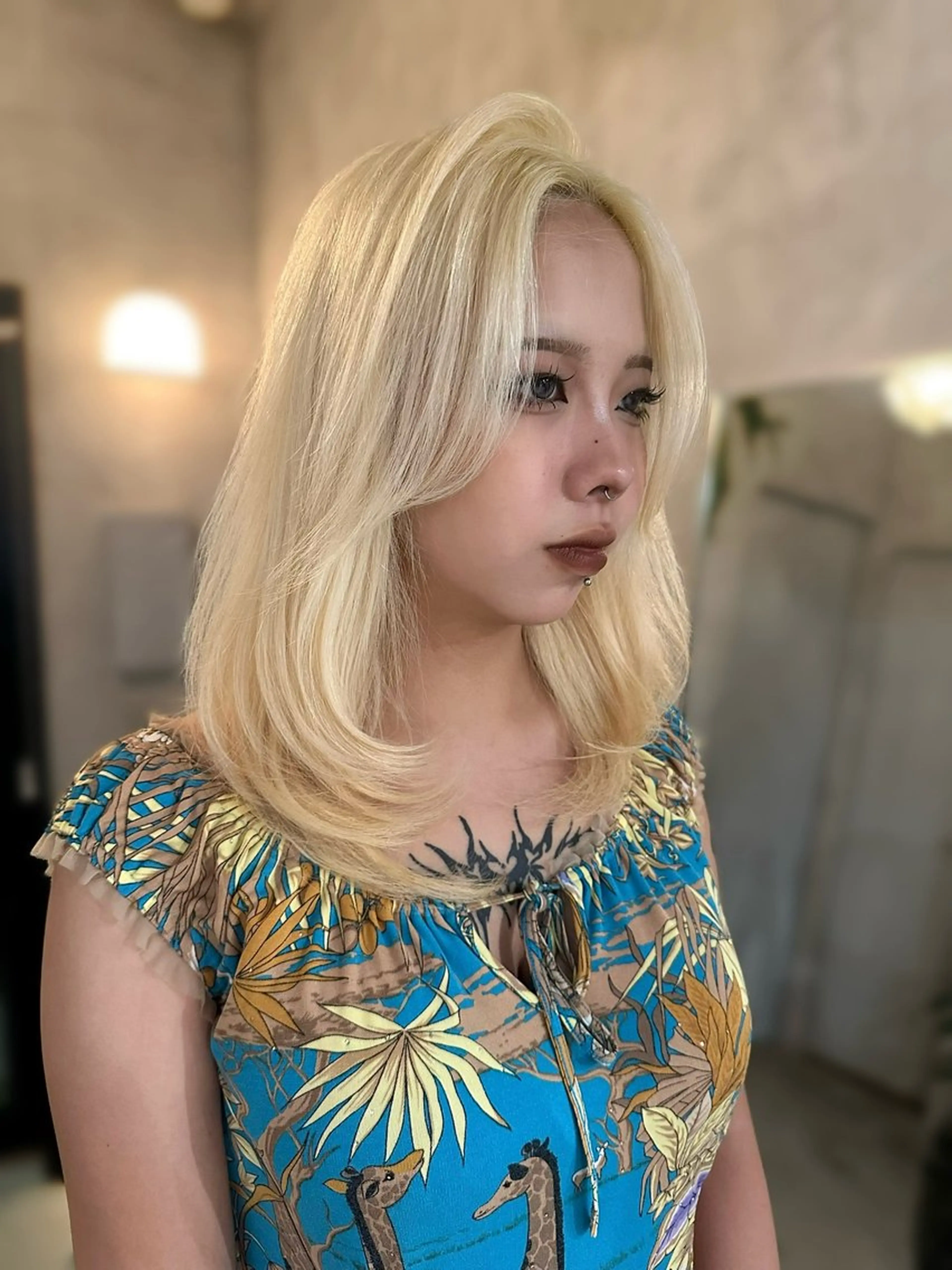 ミディアム カラー ブリーチ 抜きっぱなしブロンド 上野/韓国hair 🤍MOEKA🤍のヘアスタイル