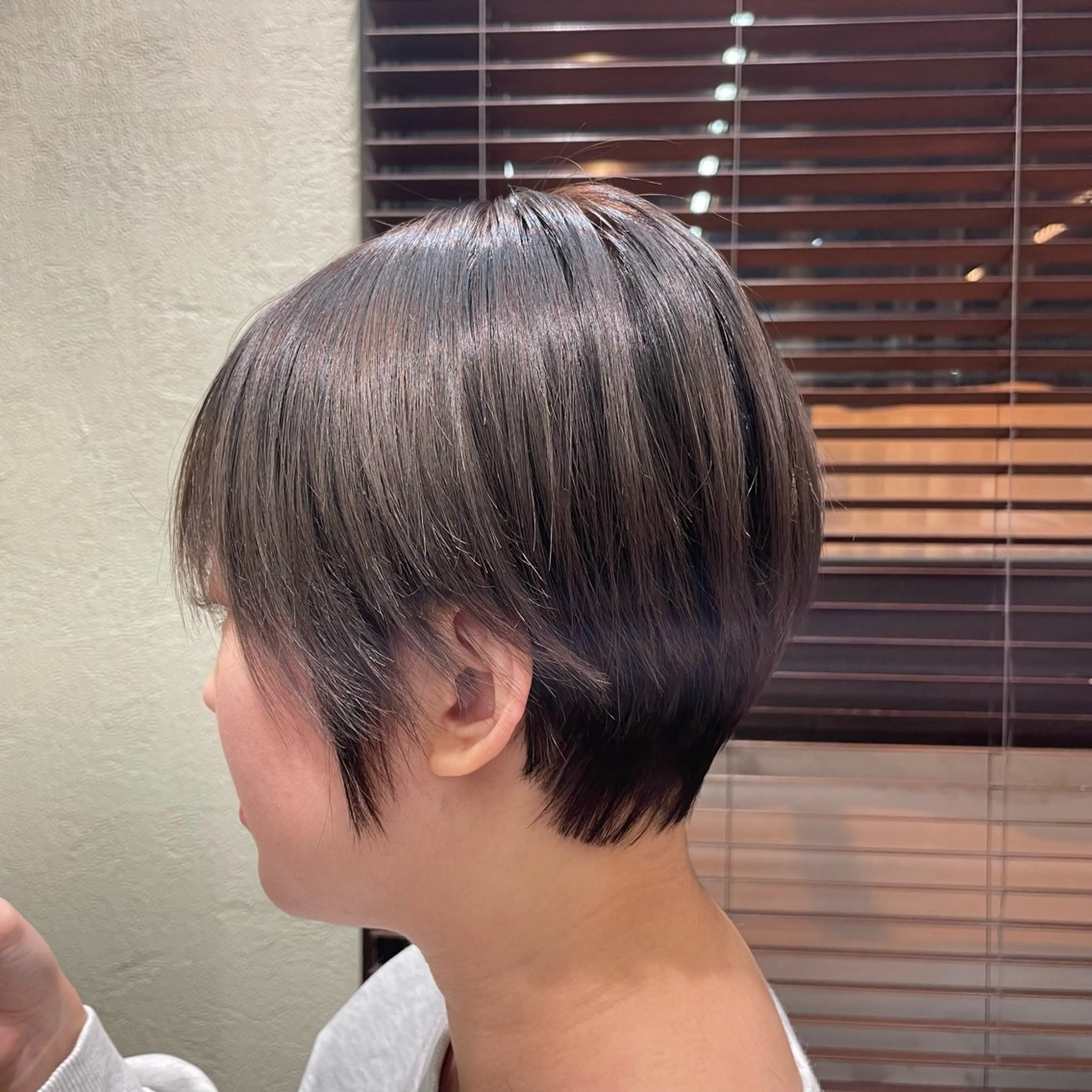 ショート カラー ブリーチ グレージュ ショートヘア ユヅキ 【8月限定クーポン】のヘアスタイル