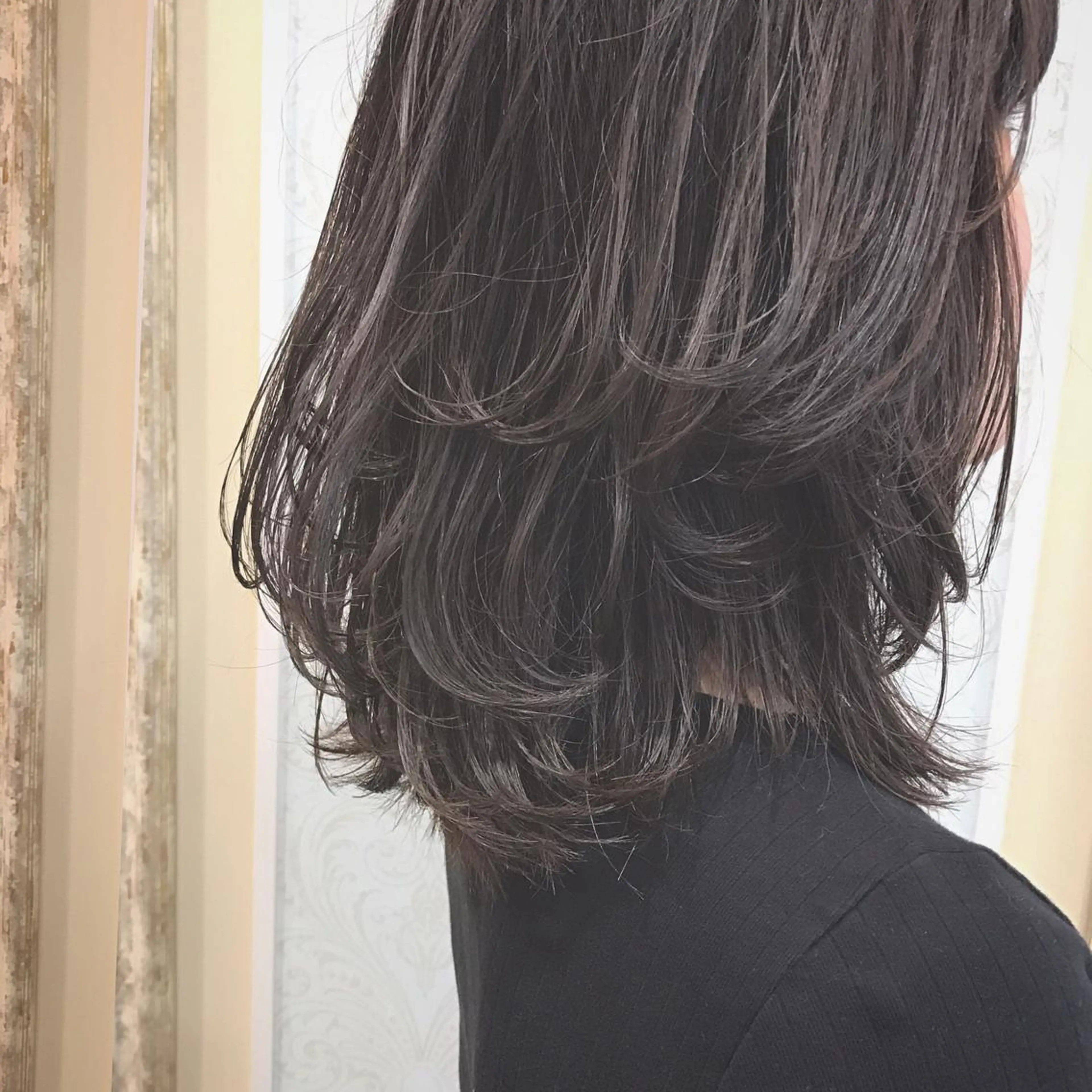 ミディアム カラー ブルーカラー ブルーグレー ブルーグレージュ グレージュ レイヤーカット HARUNA🤍 大人ショートヘアのヘアスタイル