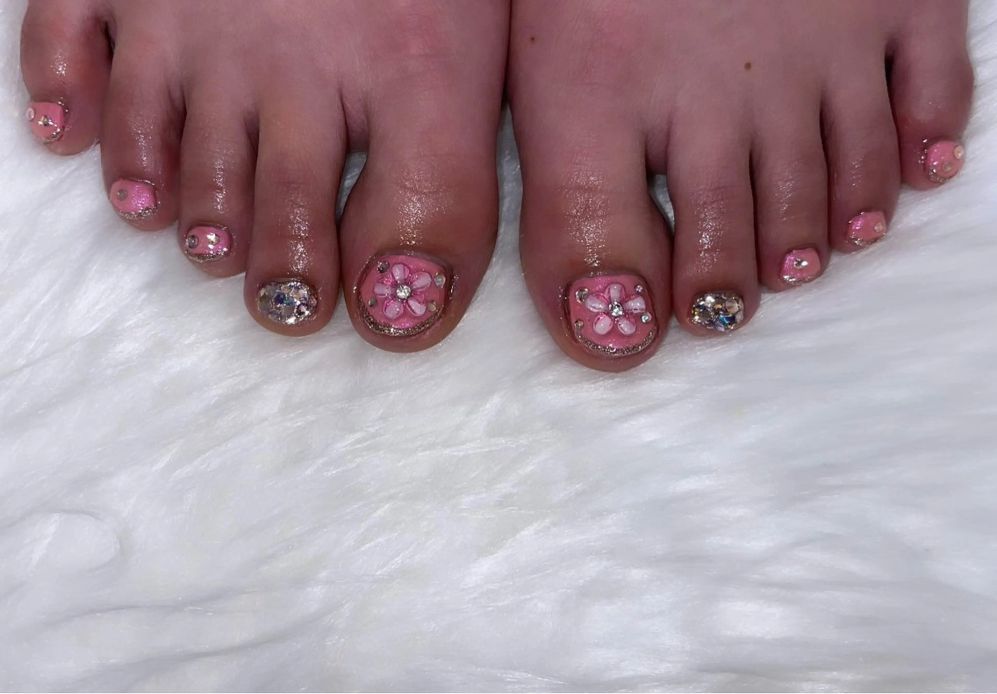 ［フットネイル］親指2本　デザイン込　フットバス付！パラジェルベース使用！カラー・パーツ使い放題！フットケア付の写真