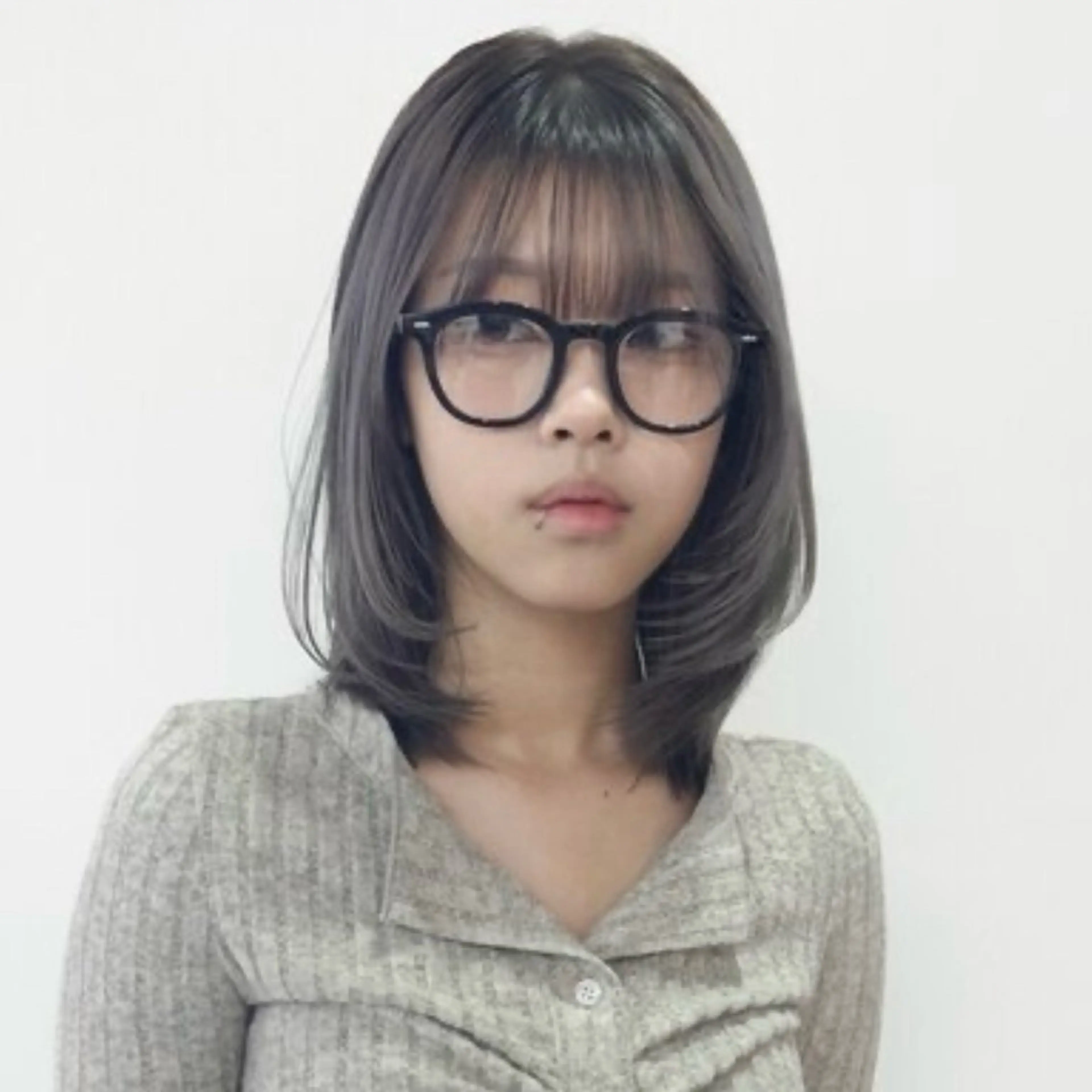 ミディアム カット ヘアカラー トリートメント 松川ヒナ｜韓国レイヤ /耳つぼジュエリーのヘアスタイル