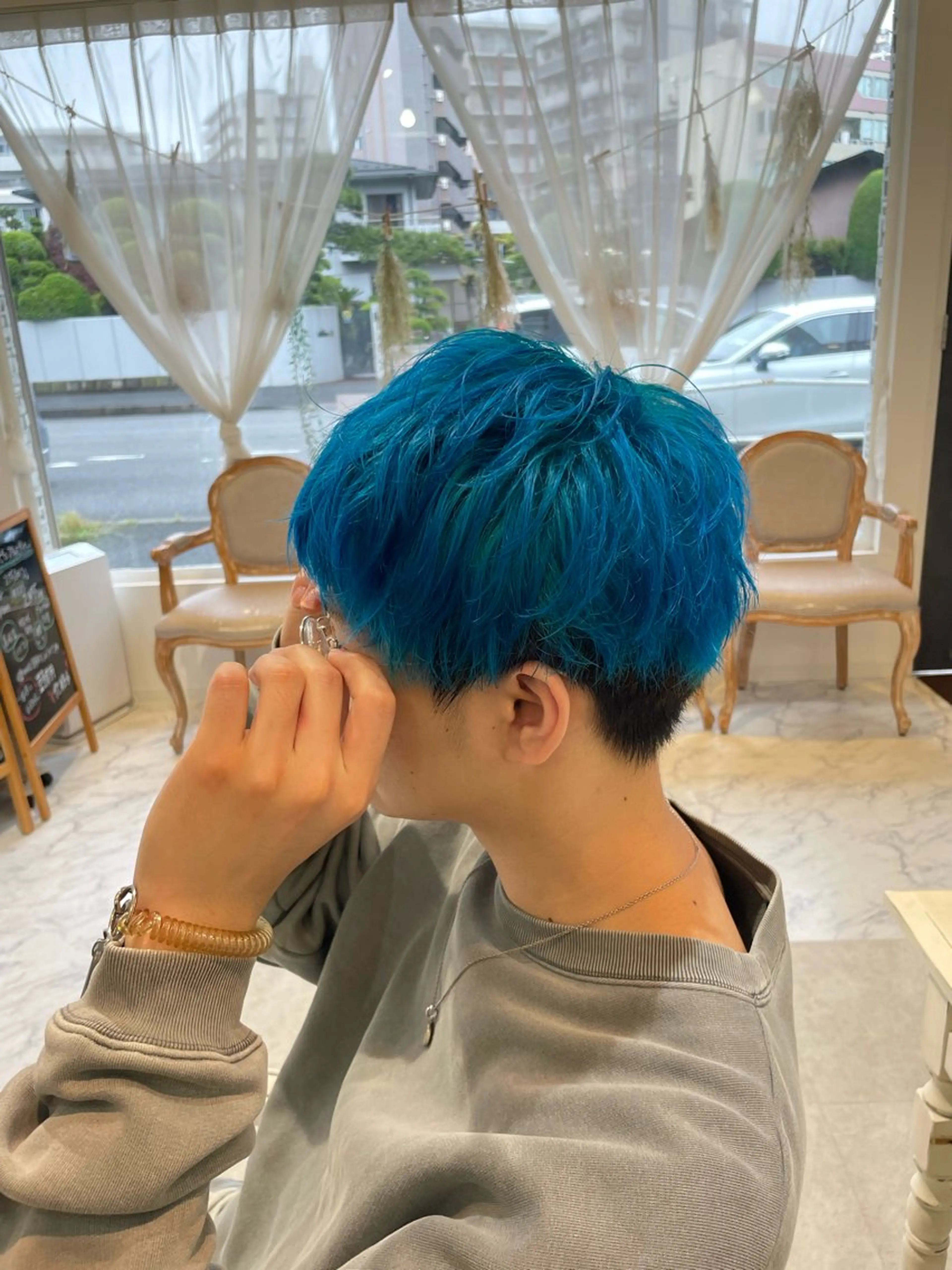 ショート カラー ブリーチ 志賀 龍のヘアスタイル