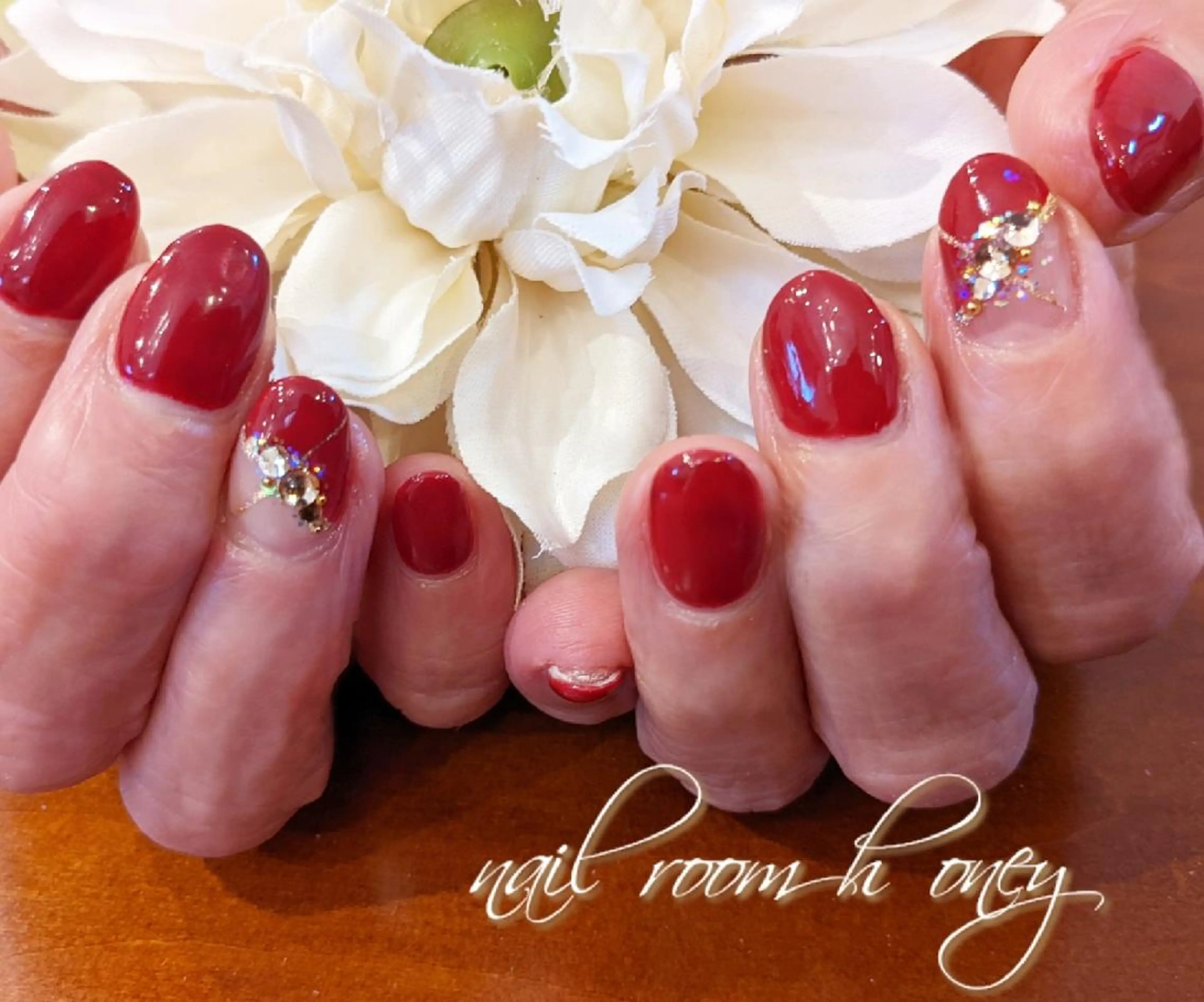 ネイル 赤色 nail room  honeyのネイルデザイン